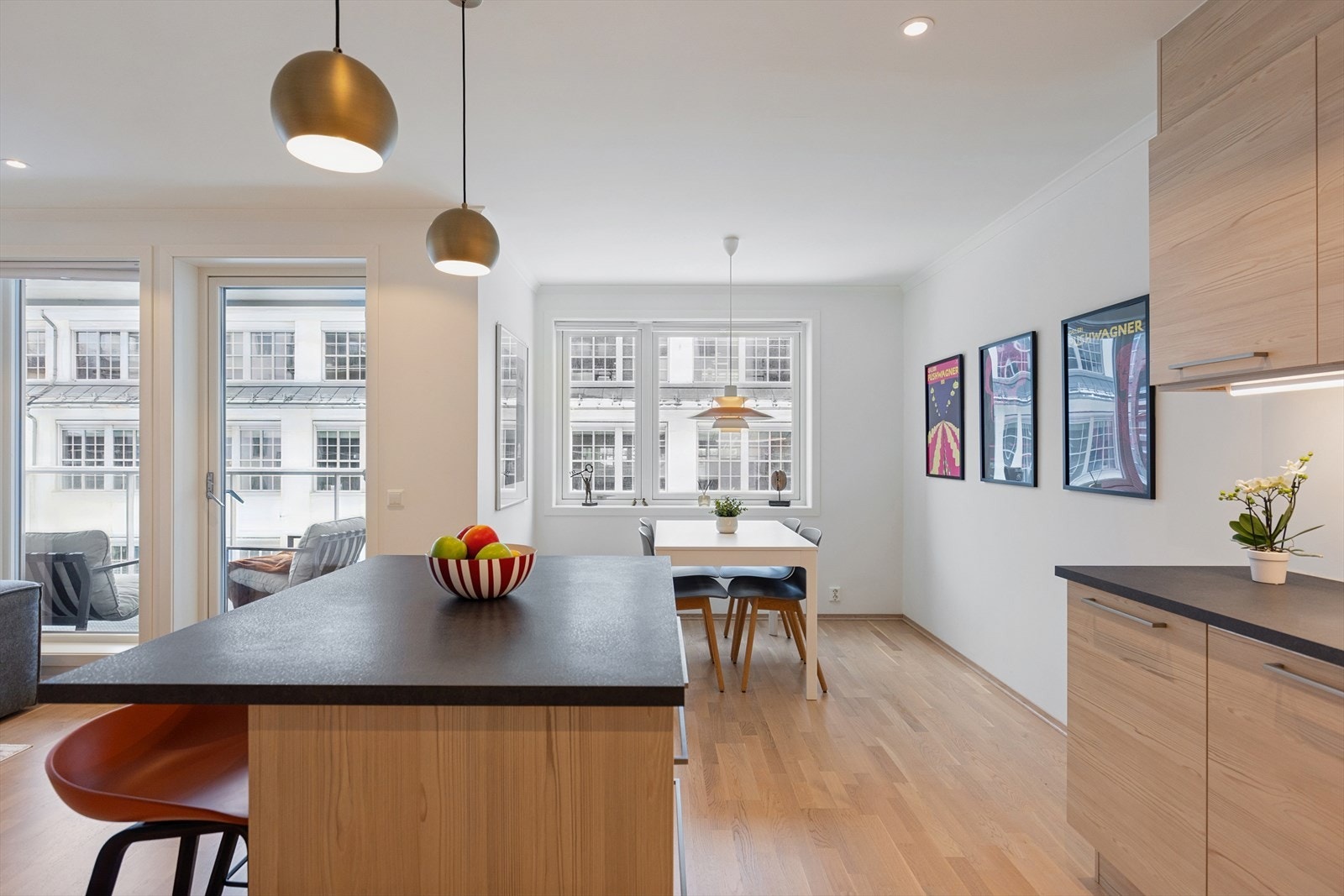 Praktisk og elegant kjøkkenøy med rikelig arbeidsplass og sosial barløsning. Galleribilde