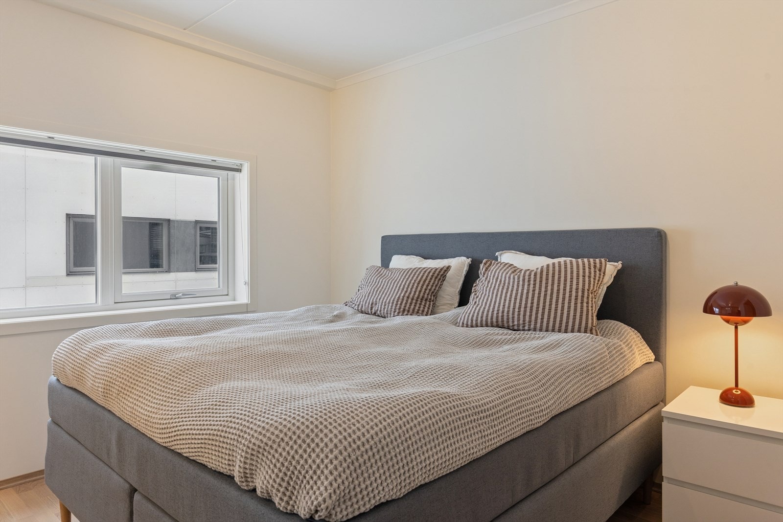 Lyst og romslig hovedsoverom med stor skyvedørsgarderobe. Galleribilde