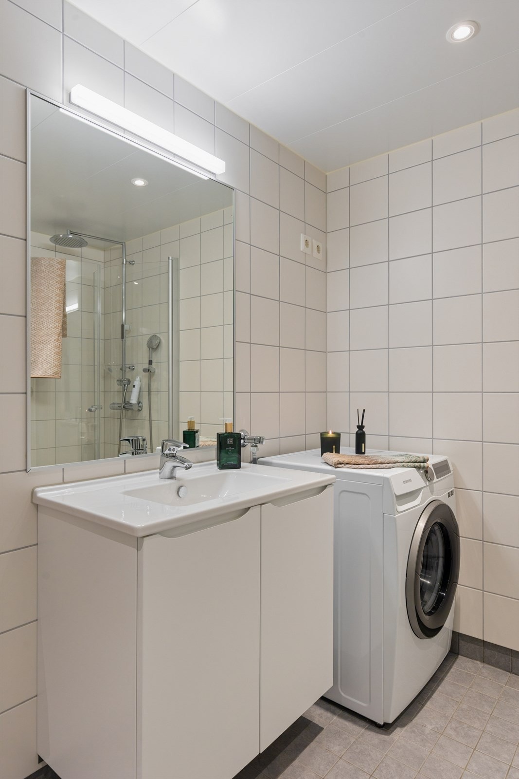 Moderne baderom med god plass og opplegg for vaskemaskin/vaskesøyle. Galleribilde