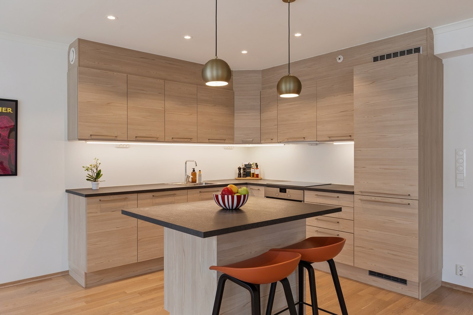 Kjøkkenet fremstår som både funksjonelt og estetisk med stilrene detaljer. Galleribilde