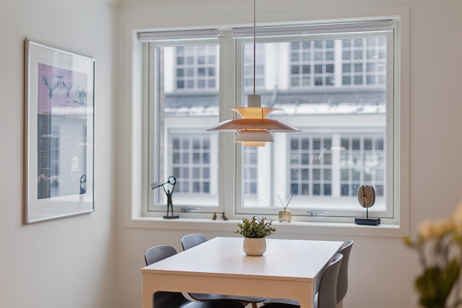 Spisesone med naturlig lysinnslipp og nærhet til kjøkkenet. Galleribilde