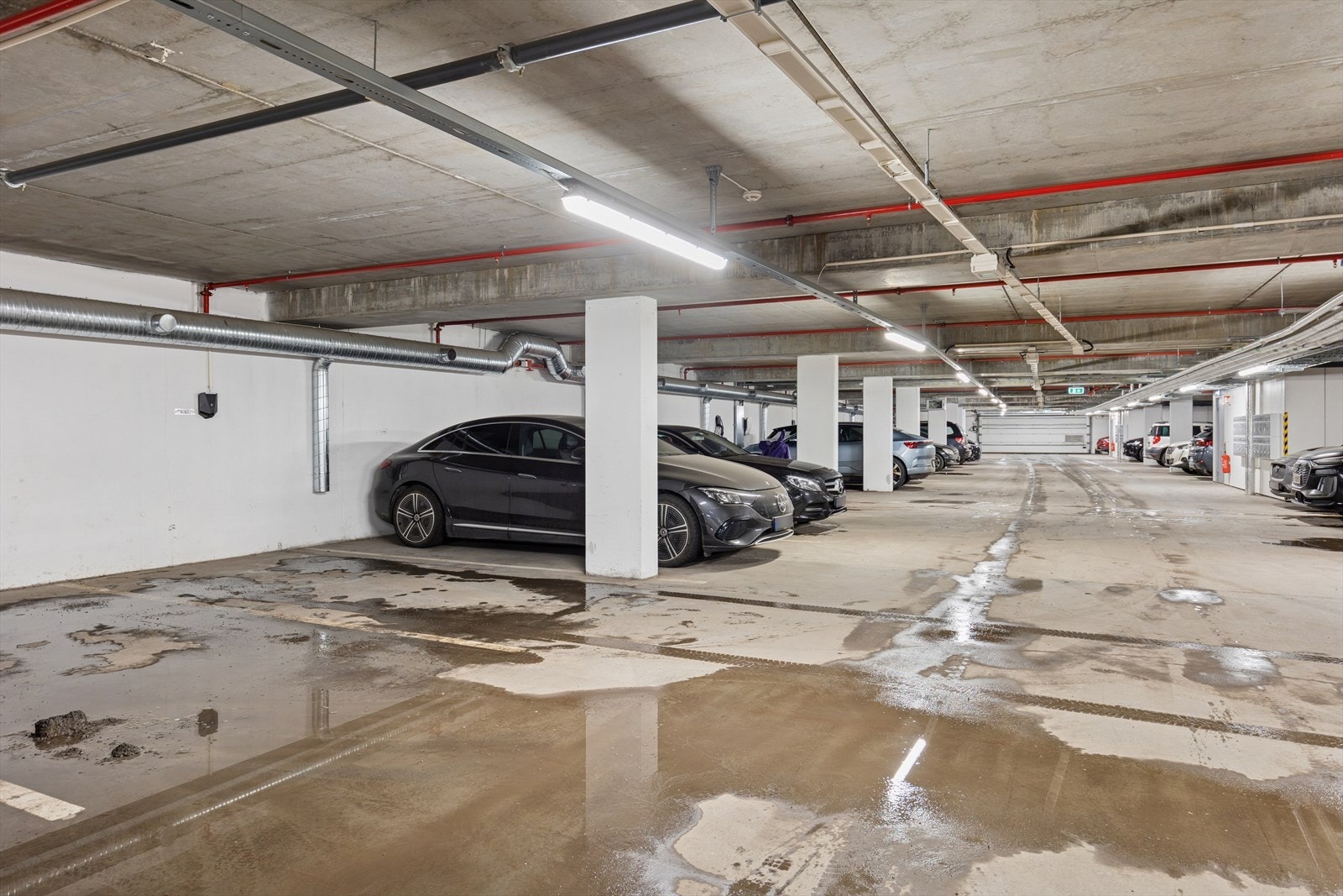 Fast garasjeplass i fellesanlegg med egen elbillader. Galleribilde