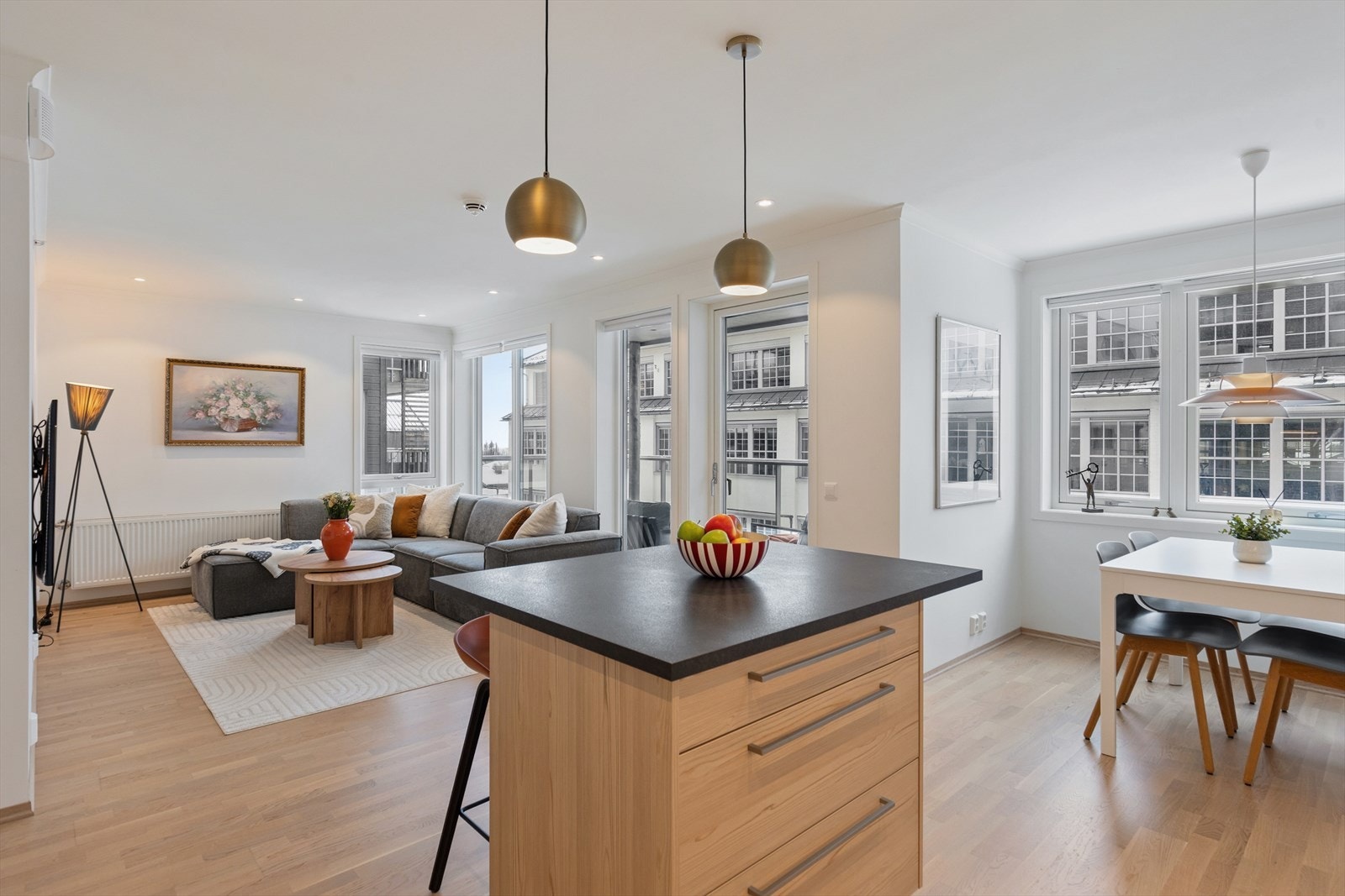 Lys og hyggelig spiseplass i egen nisje like ved kjøkkenet. Galleribilde