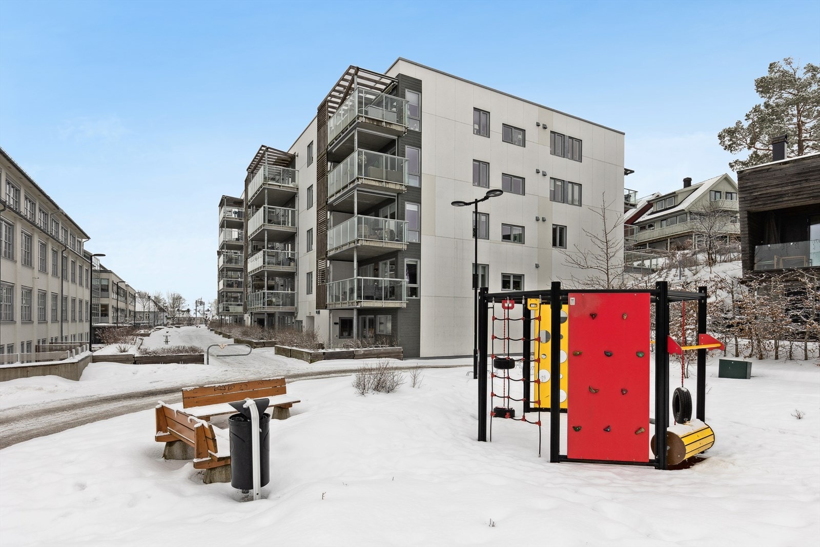 Velholdt og moderne bygg i populære Slotsengen med kort vei til sentrum. Galleribilde