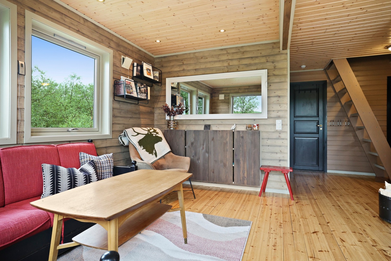 Hytta er utstyrt med 3-lags vinduer, som bidrar til god isolasjon og en behagelig innendørs komfort gjennom hele året. Galleribilde