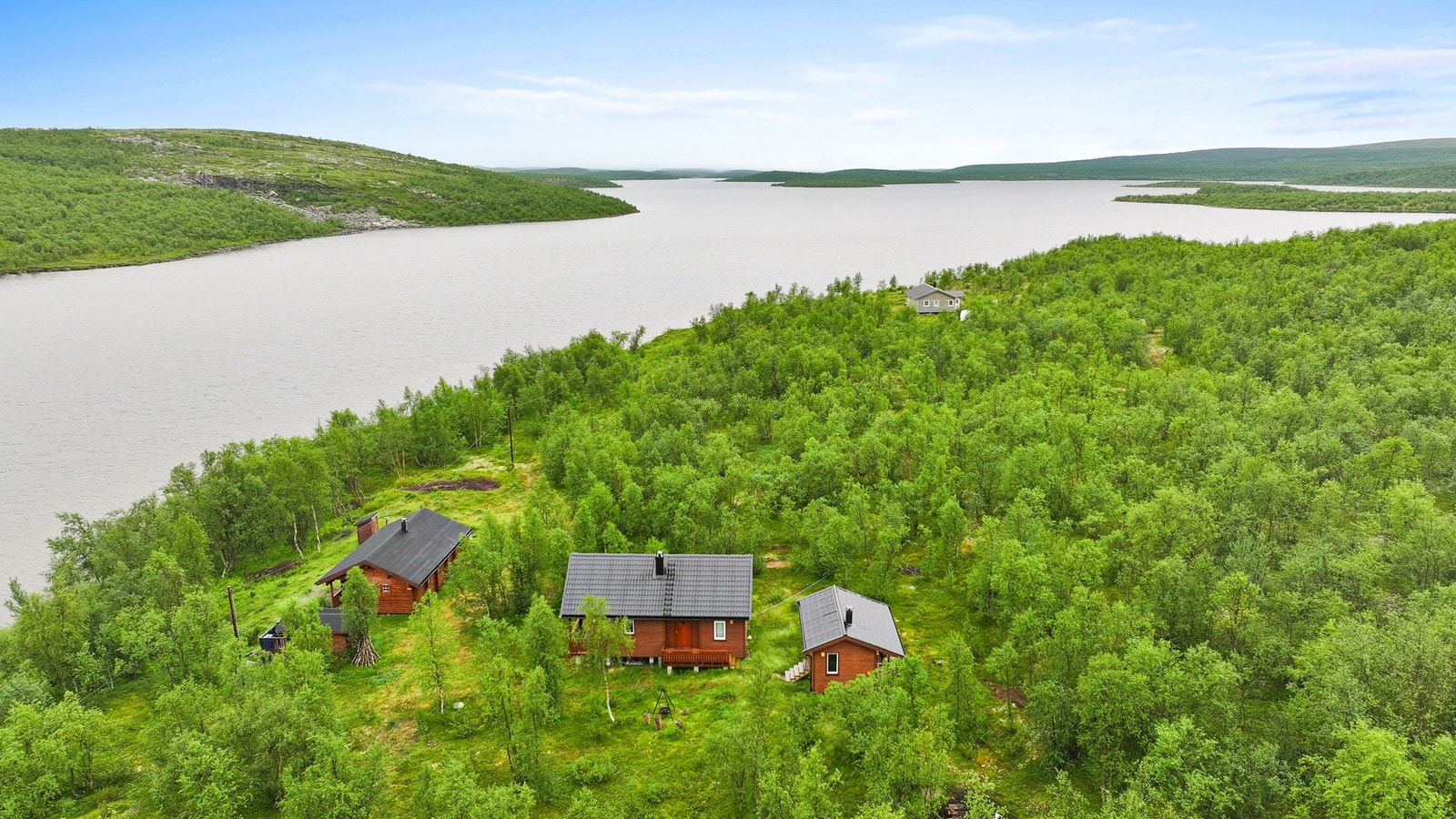 Det er scooterløype langs vannet. Her kan man kjøre til Masi, Kautokeino, Karasjok etc. Galleribilde