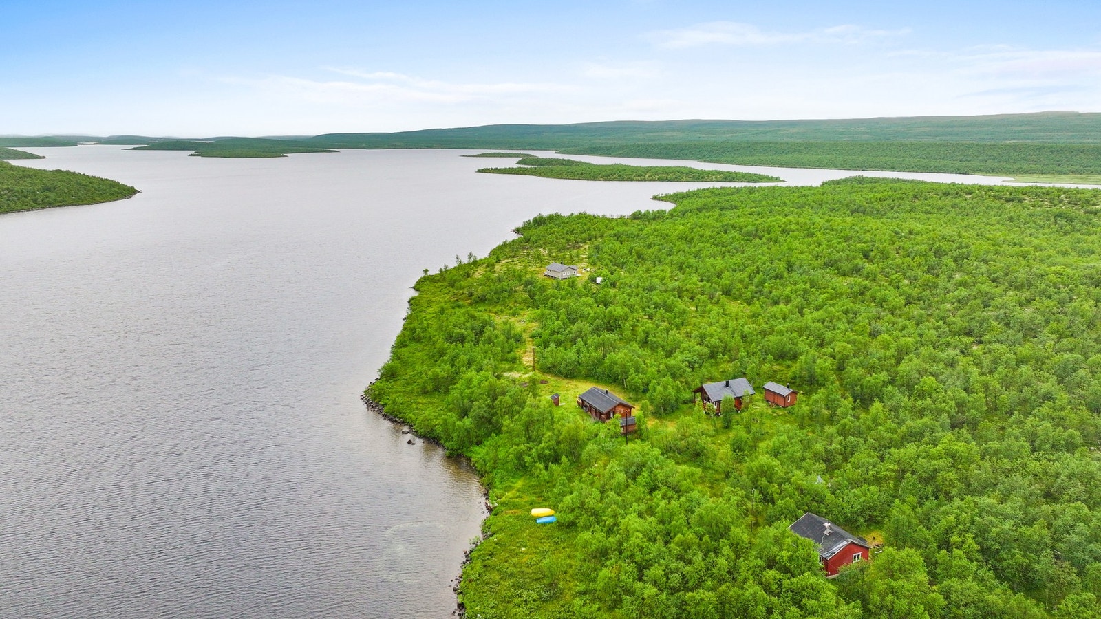 Det lange vannet Làhpojàvri ligger ved hytta, her er gode muligheter for fiske og båtliv. Galleribilde