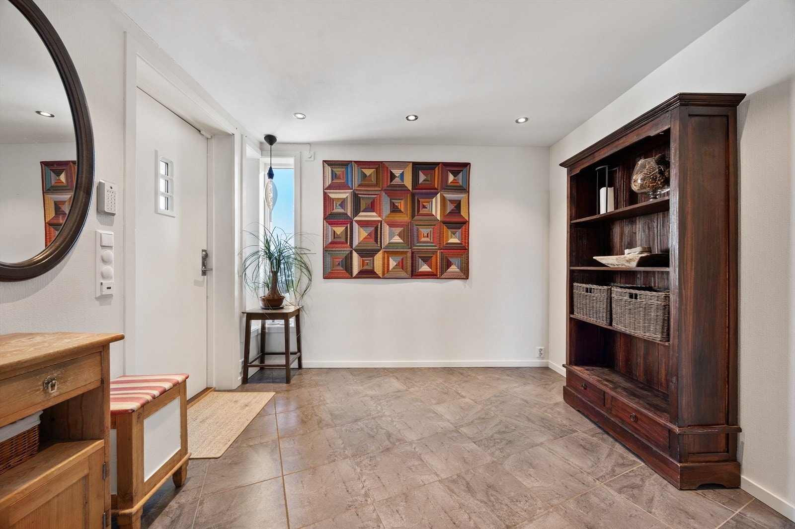 I første etasje møtes du av en romslig entré med god plass til oppbevaring. Galleribilde