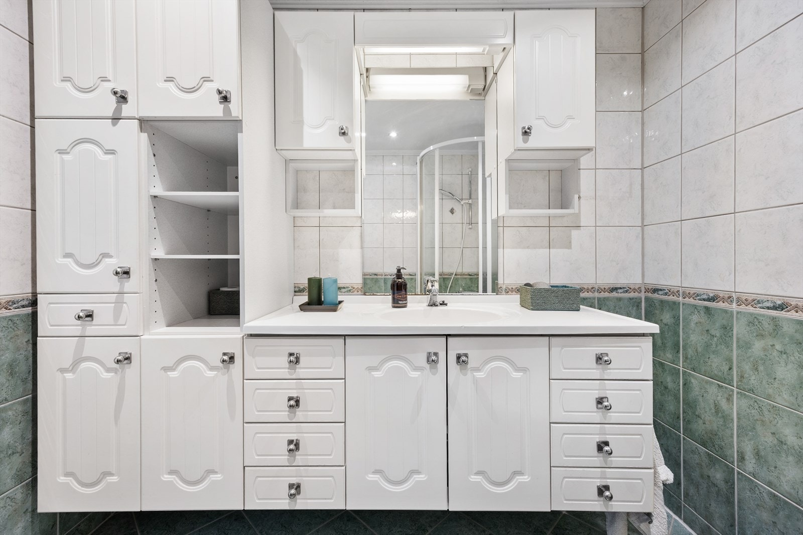 Innredningen har profilerte fronter og gir rikelig med oppbevaringsplass. Galleribilde