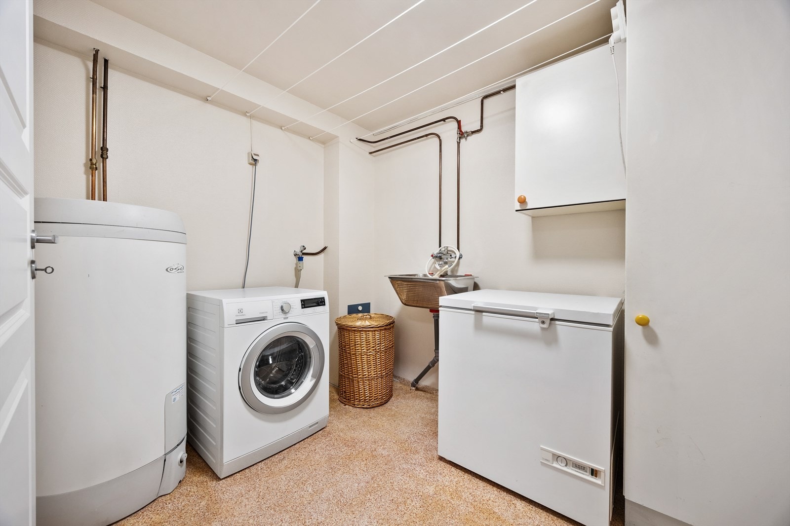 Eget vaskerom i kjelleren med opplegg for vaskemaskin og skyllekar. Galleribilde