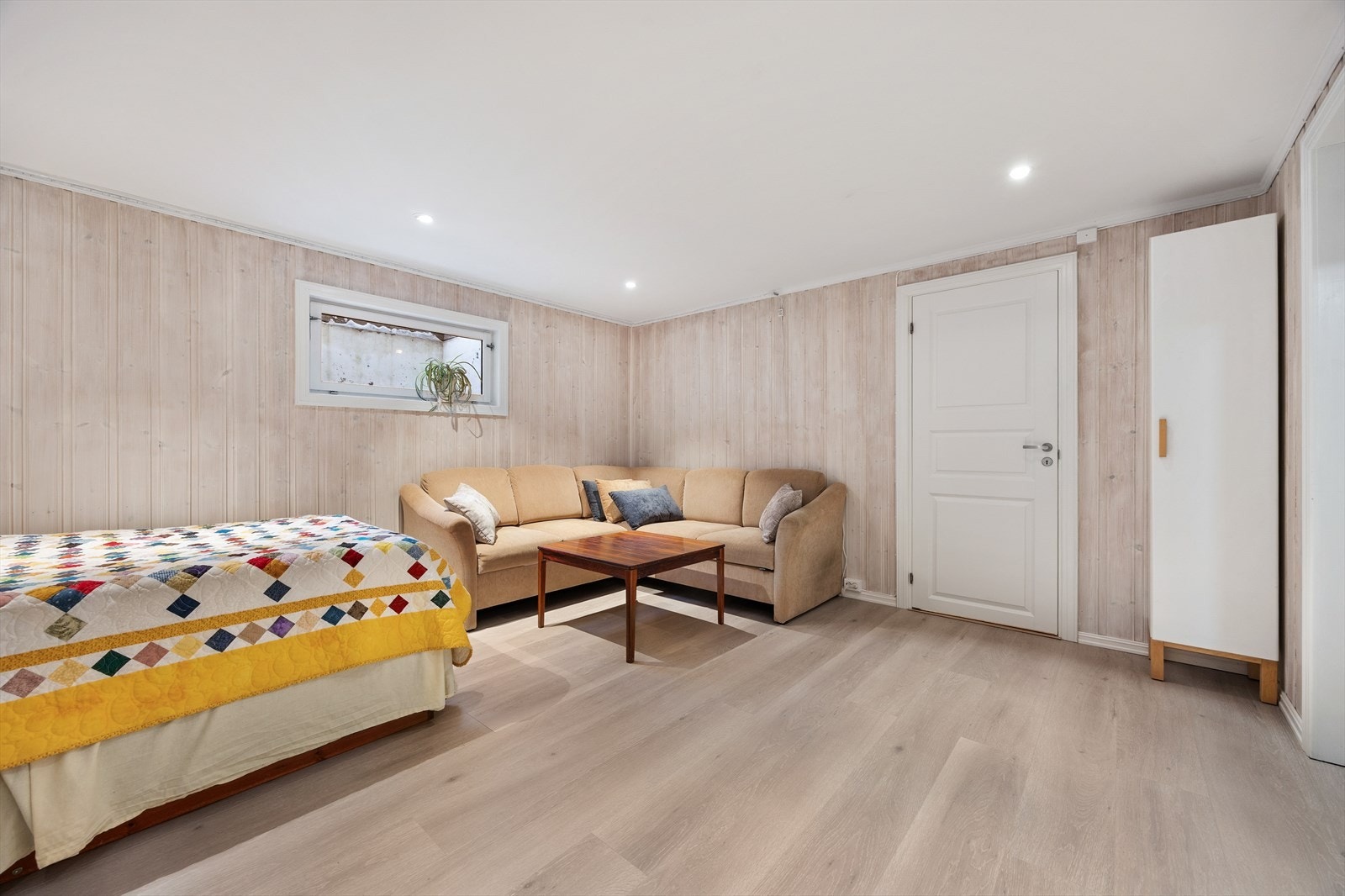 Rommet har en himlingshøyde på 2,15 meter og er innredet med panel og laminatgulv. Galleribilde