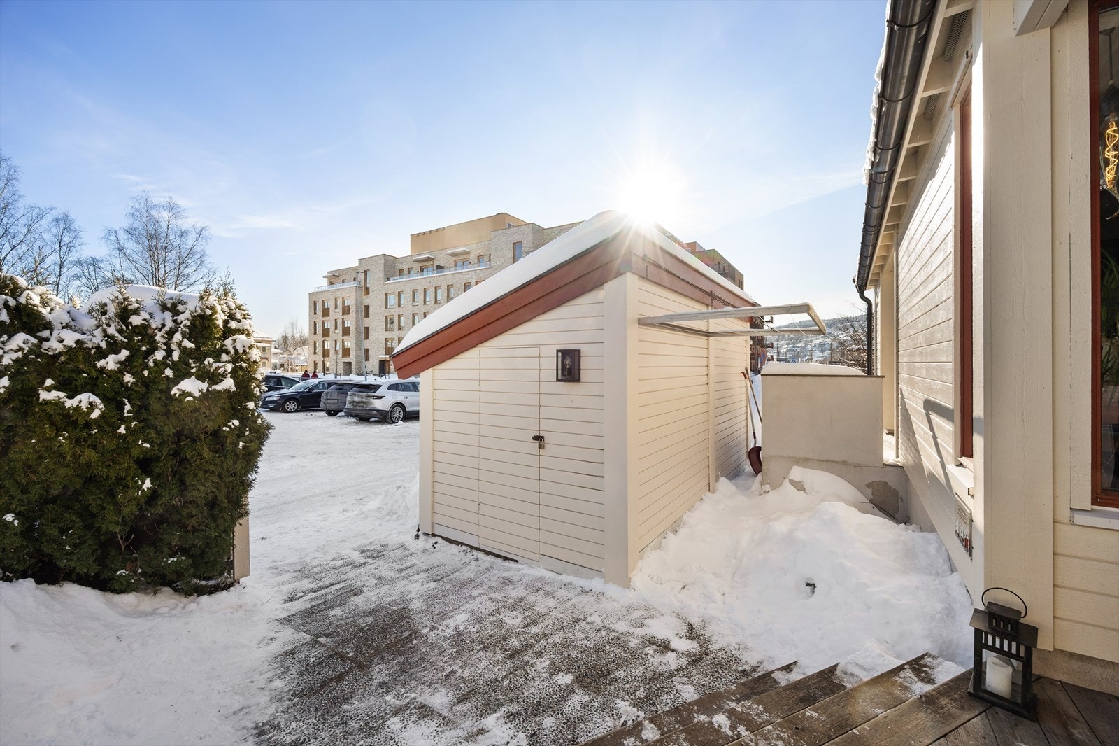 En frittstående bod på 5 m² gir ekstra lagringsplass for hageredskaper og sykler. Galleribilde