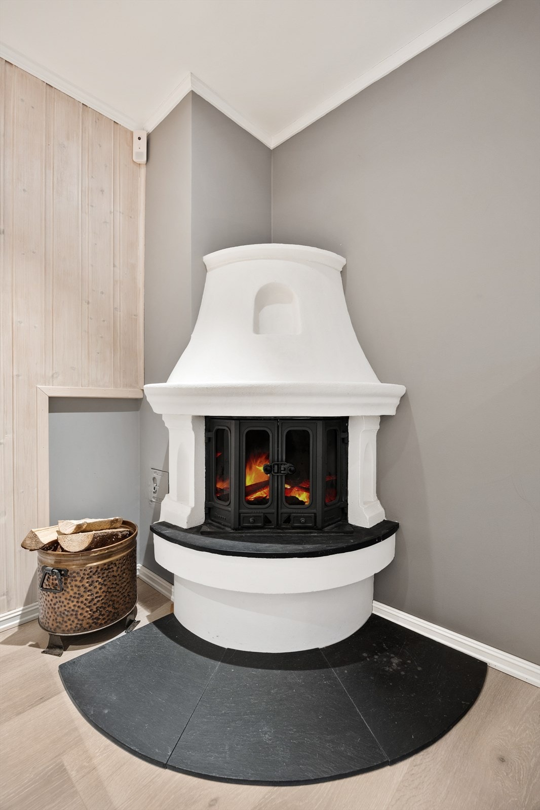 En peisovn skaper en lun og innbydende atmosfære i kjellerrommet. Galleribilde