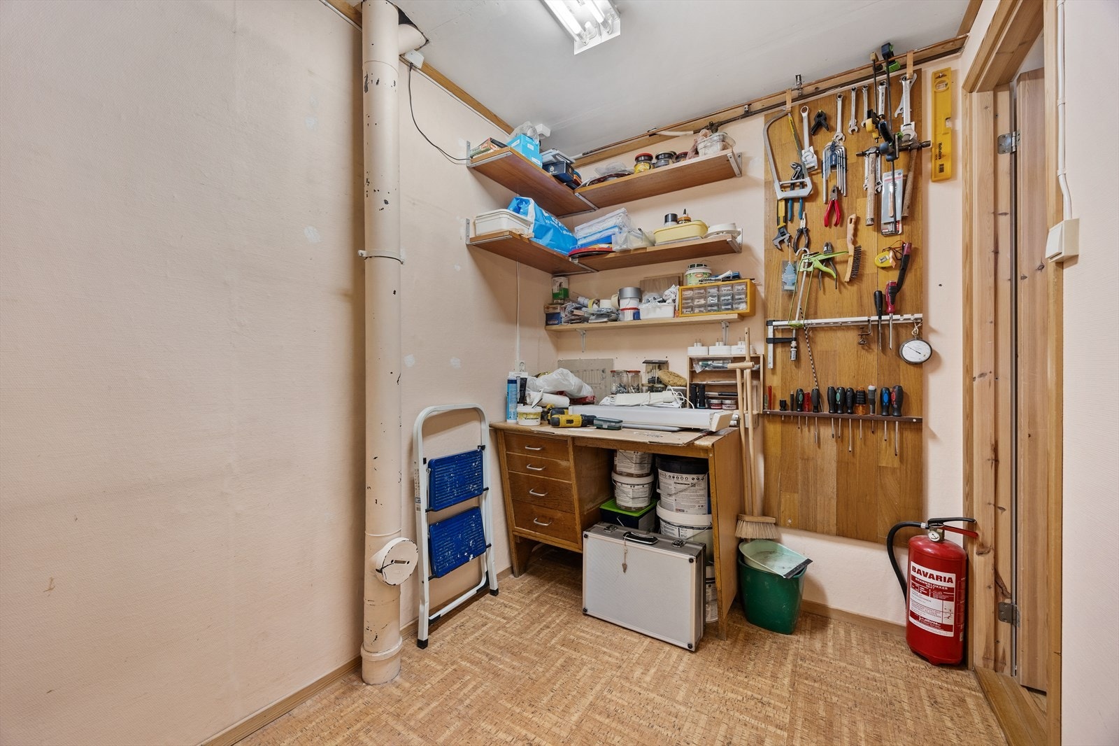 Kjelleren byr på svært gode lagringsmuligheter med flere boder. Galleribilde