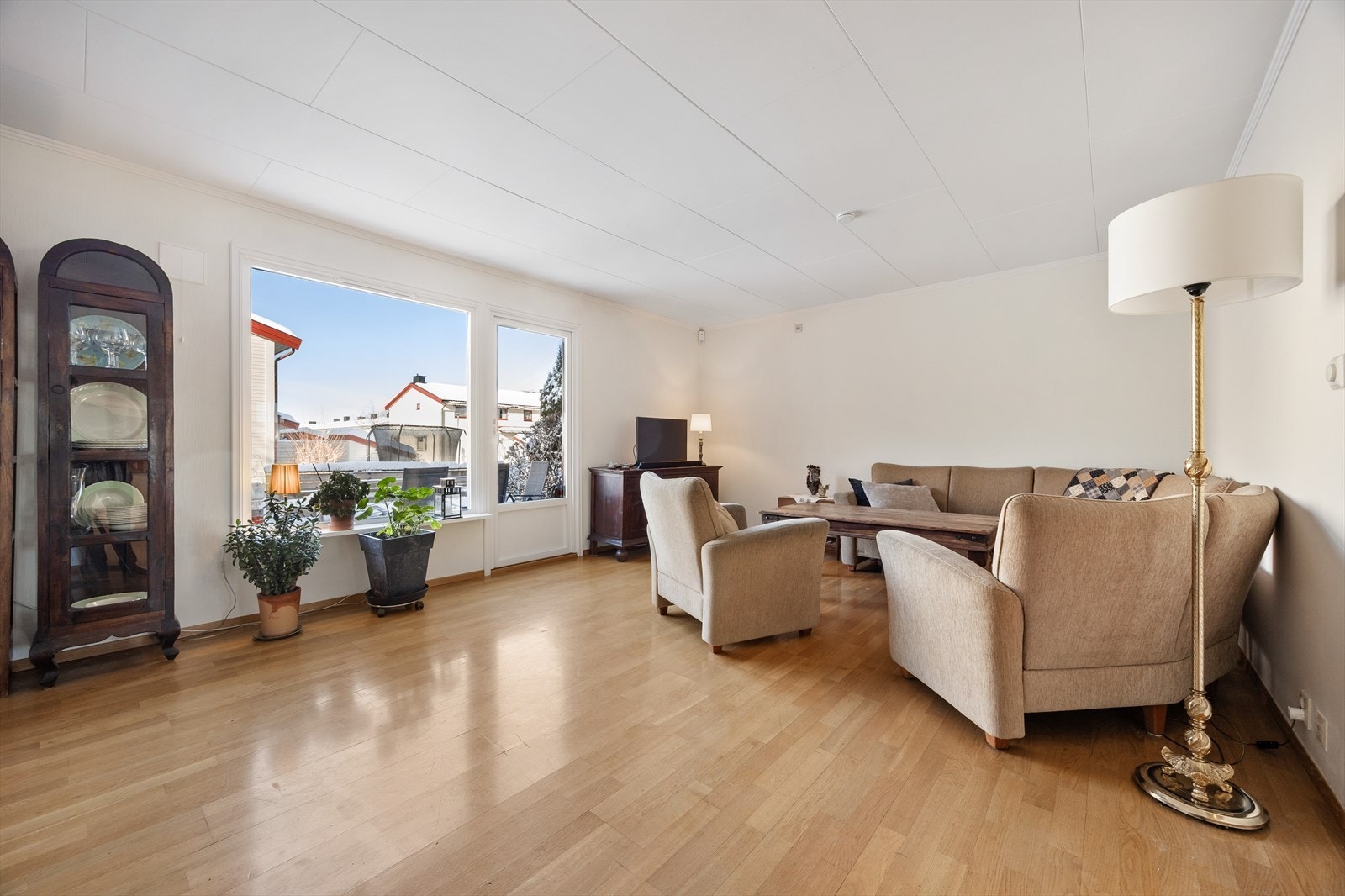 Stuen har god plass til flere sittegrupper og møbleringssoner. Galleribilde