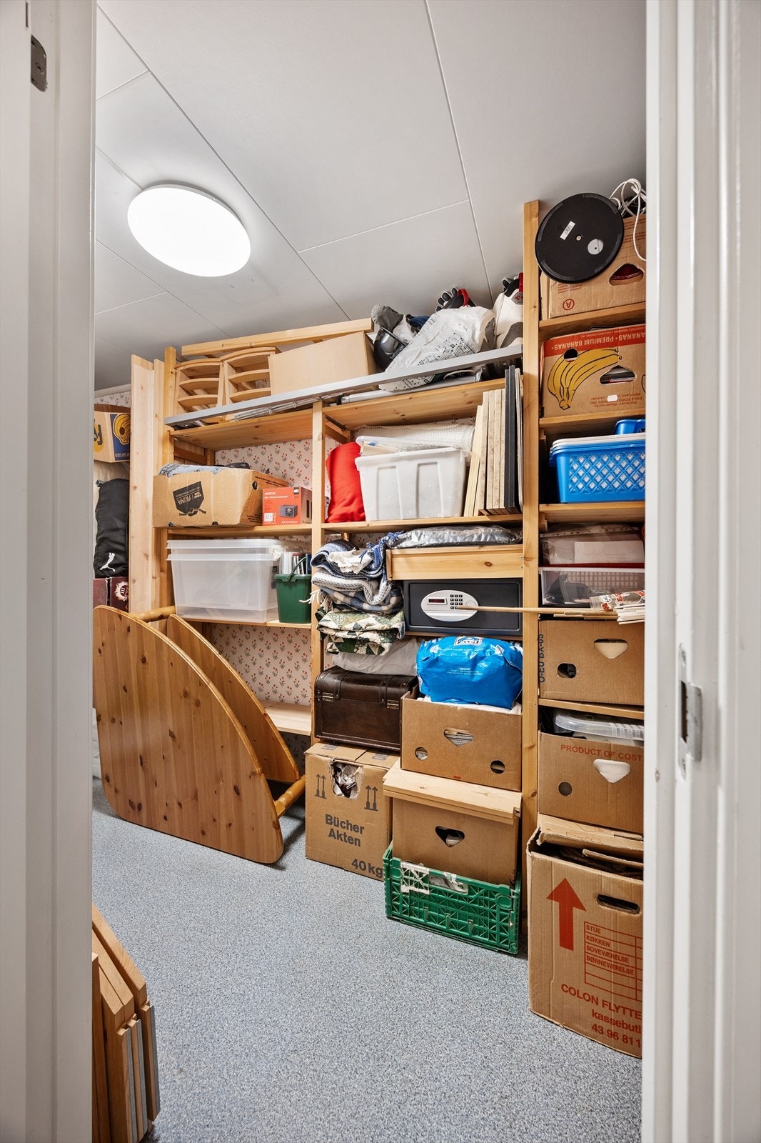 Her er det rikelig med plass for oppbevaring av utstyr og sesongartikler. Galleribilde