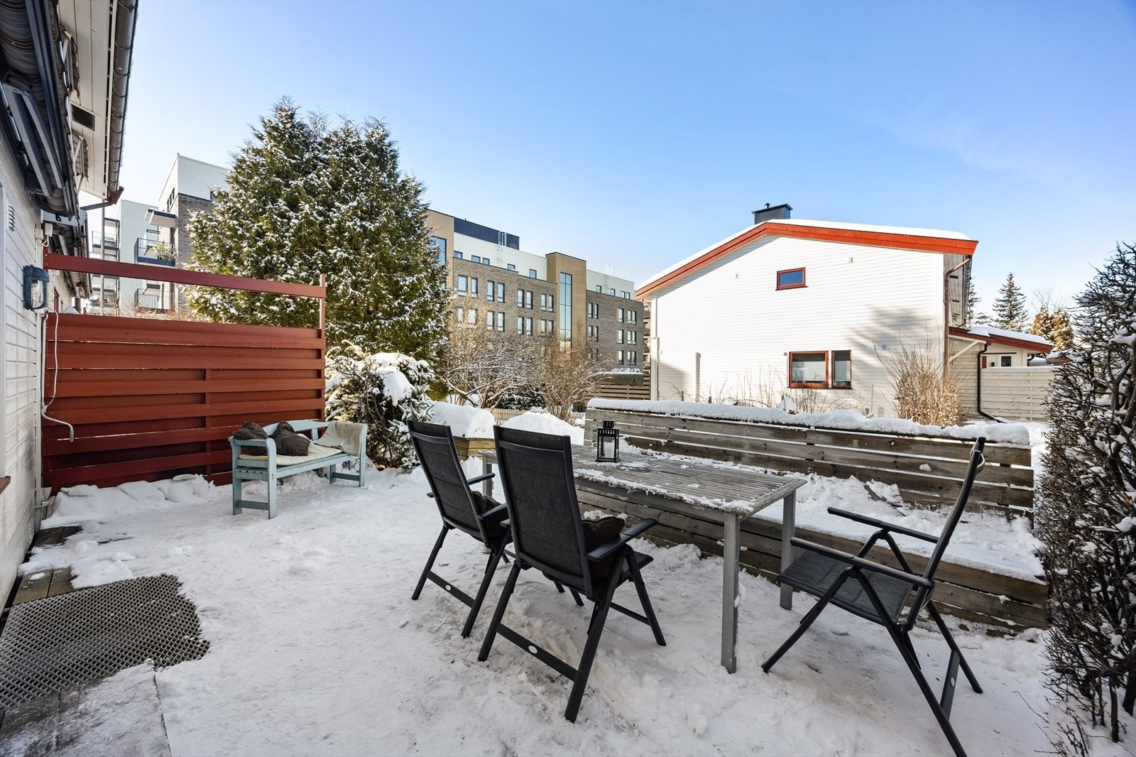 Fra stuen er det utgang til en terrasse og hage på totalt 29 m². Galleribilde