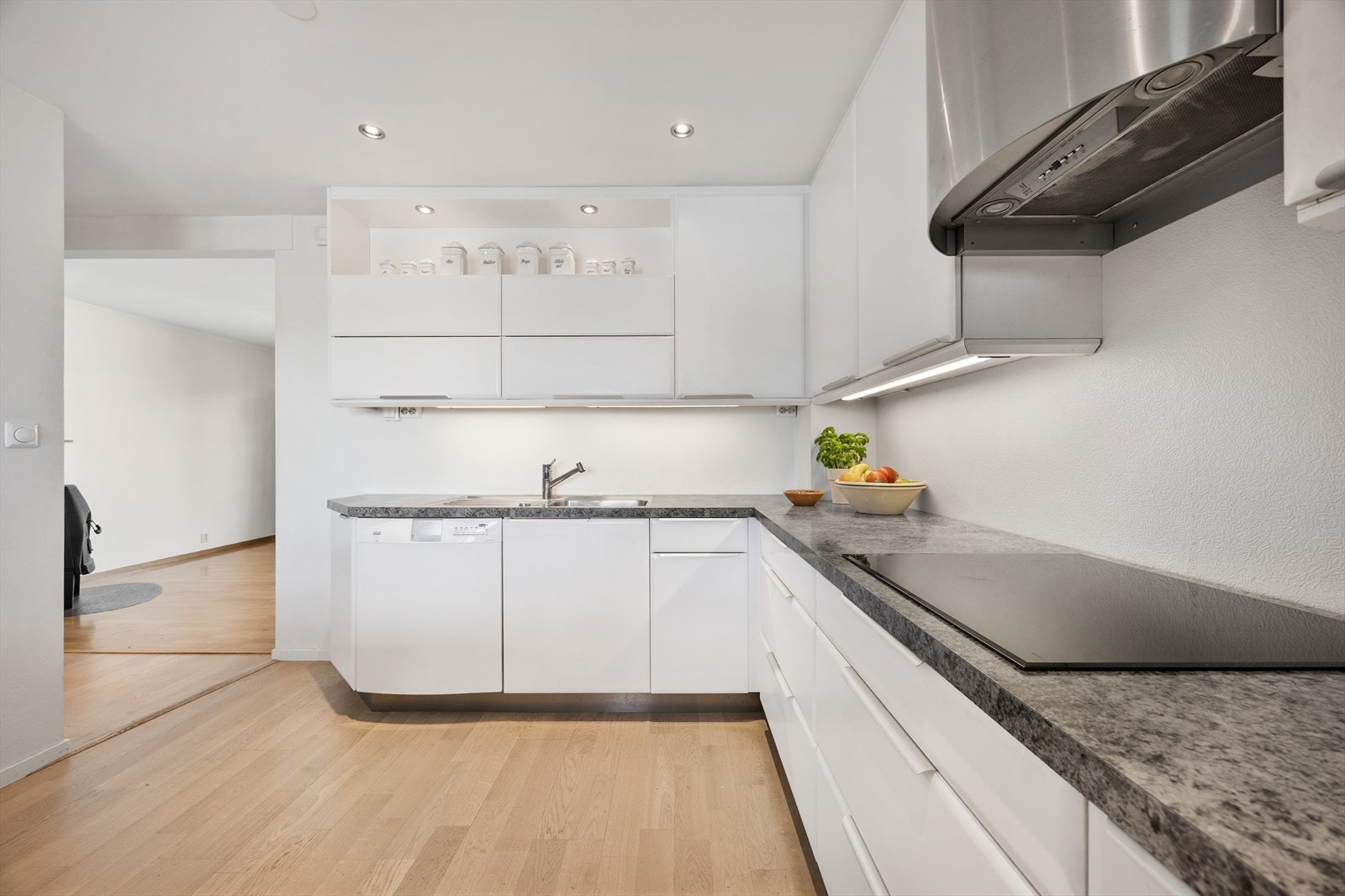 Laminatbenkeplaten gir rikelig med arbeidsflate, og platetoppen har ventilator over. Galleribilde