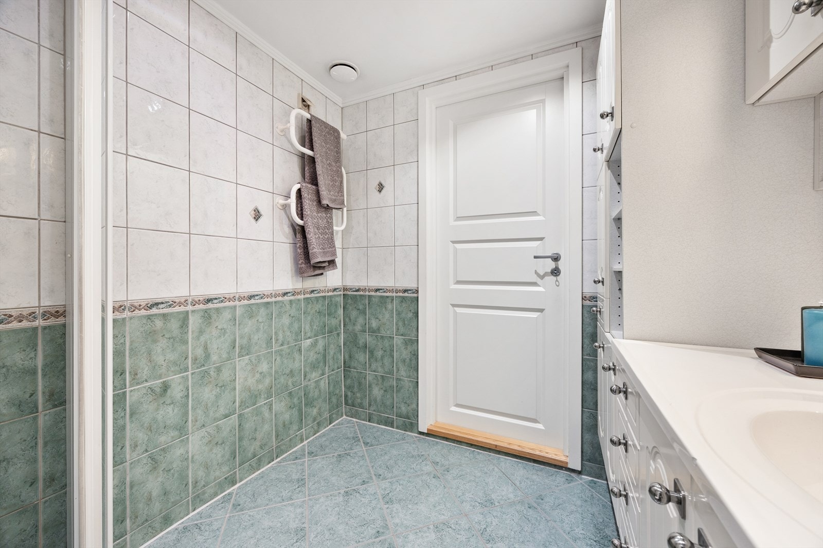 Badet i andre etasje er flislagt og ble pusset opp i 1999. Galleribilde