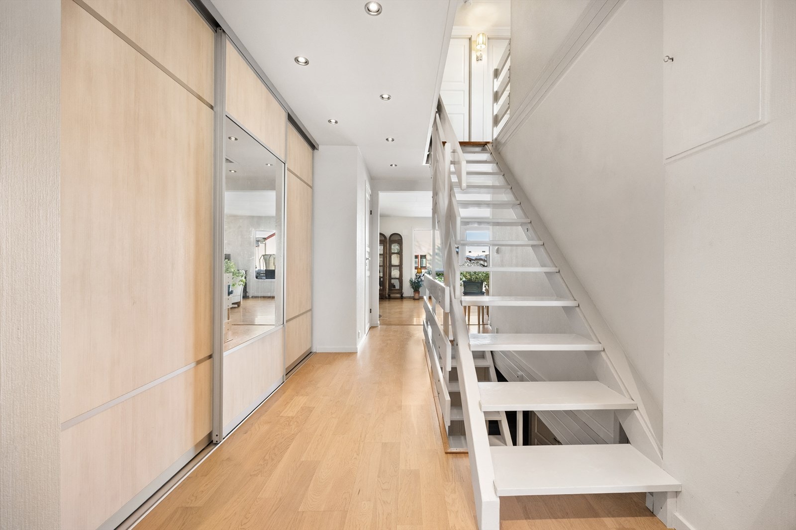 Kjelleren rommer vaskerom, flere boder og et innredet rom. Galleribilde