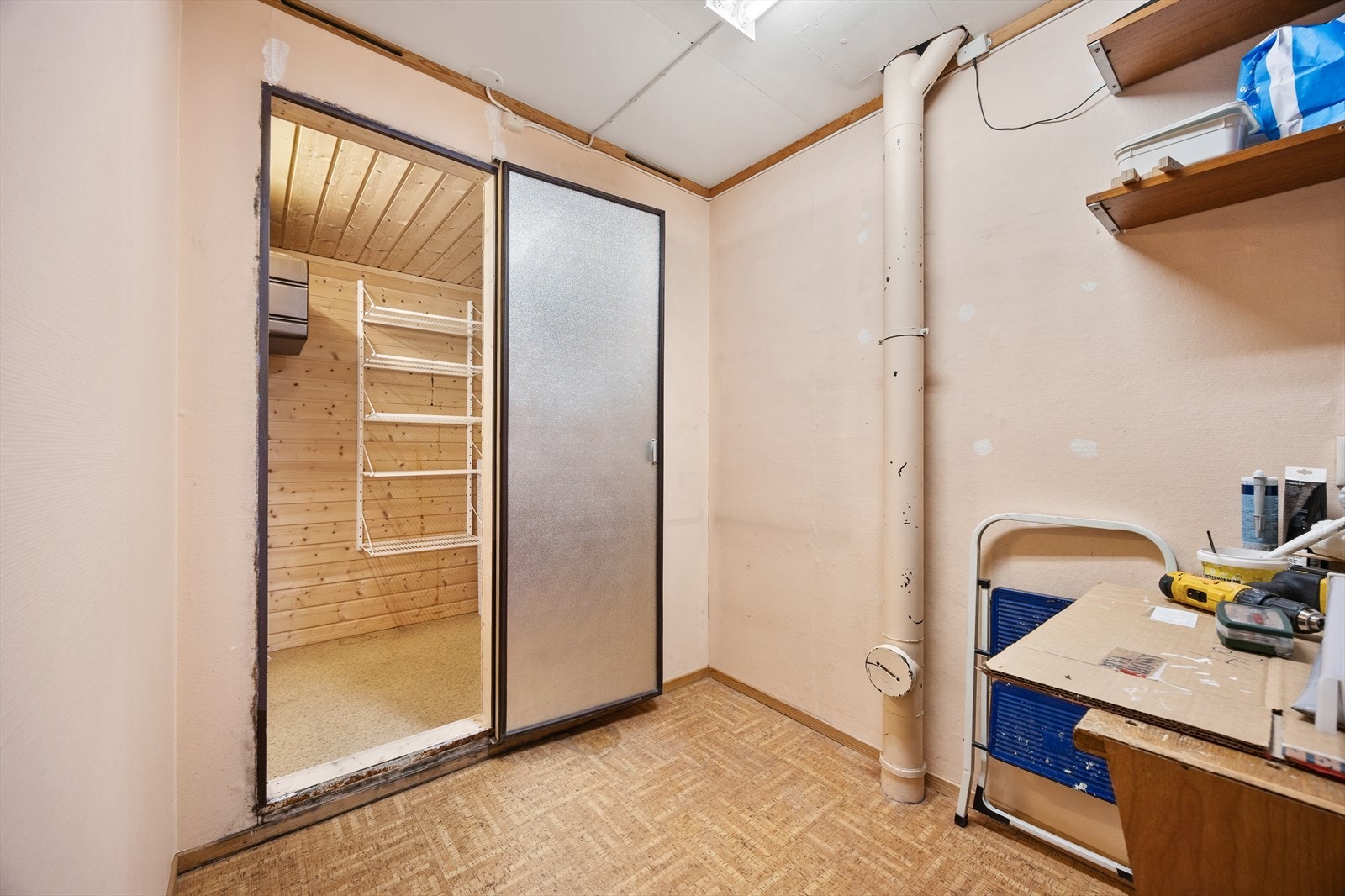 Boligen har også et praktisk kjølerom med et eldre aggregat. Galleribilde