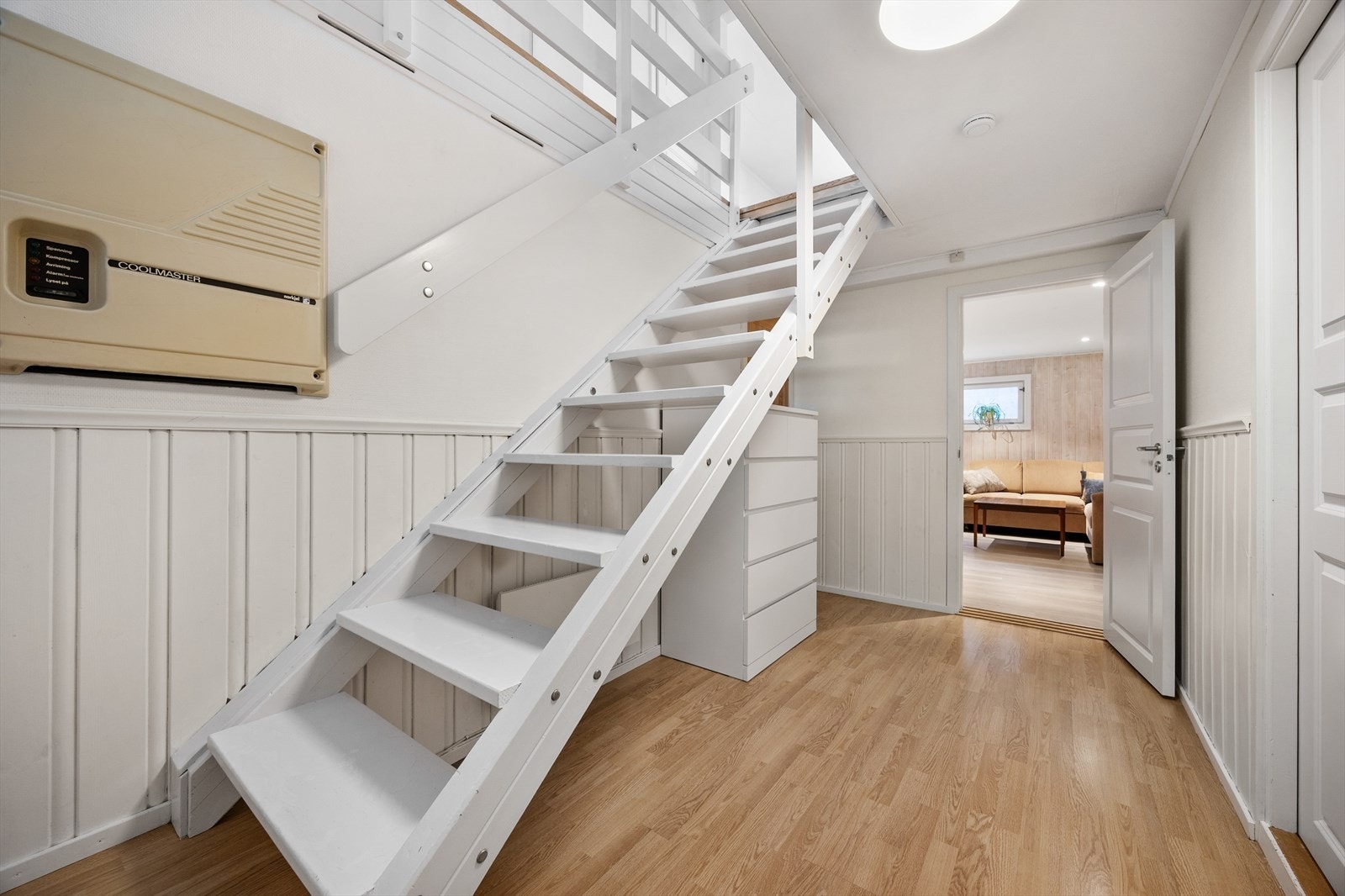 Trappen leder videre ned til kjelleretasjen. Galleribilde