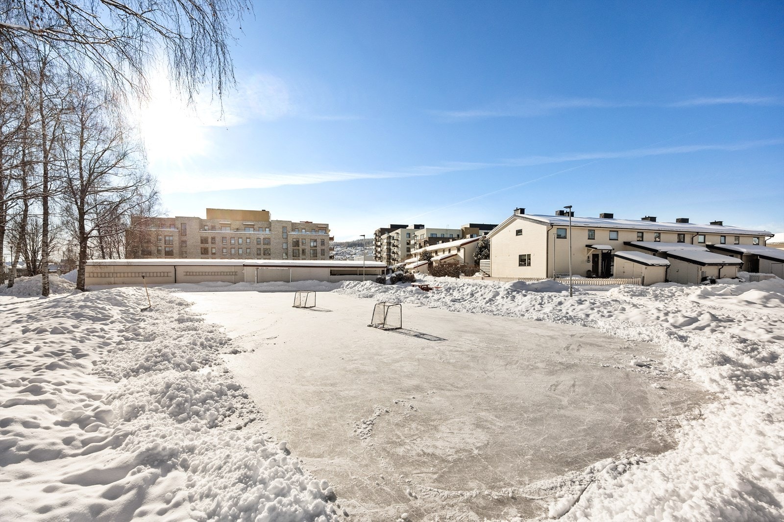 I nærområdet finnes lekeplasser og aktivitetsområder for barn og unge. Galleribilde