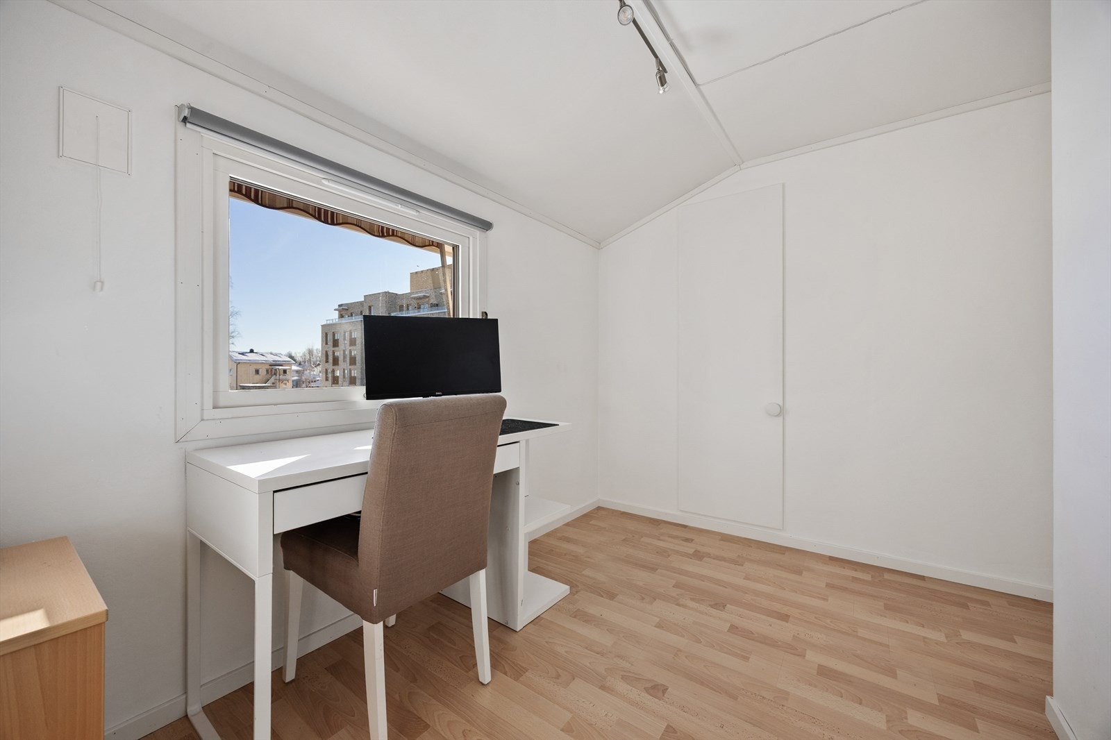 Kontoret har plass til skrivepult og oppbevaring. Galleribilde