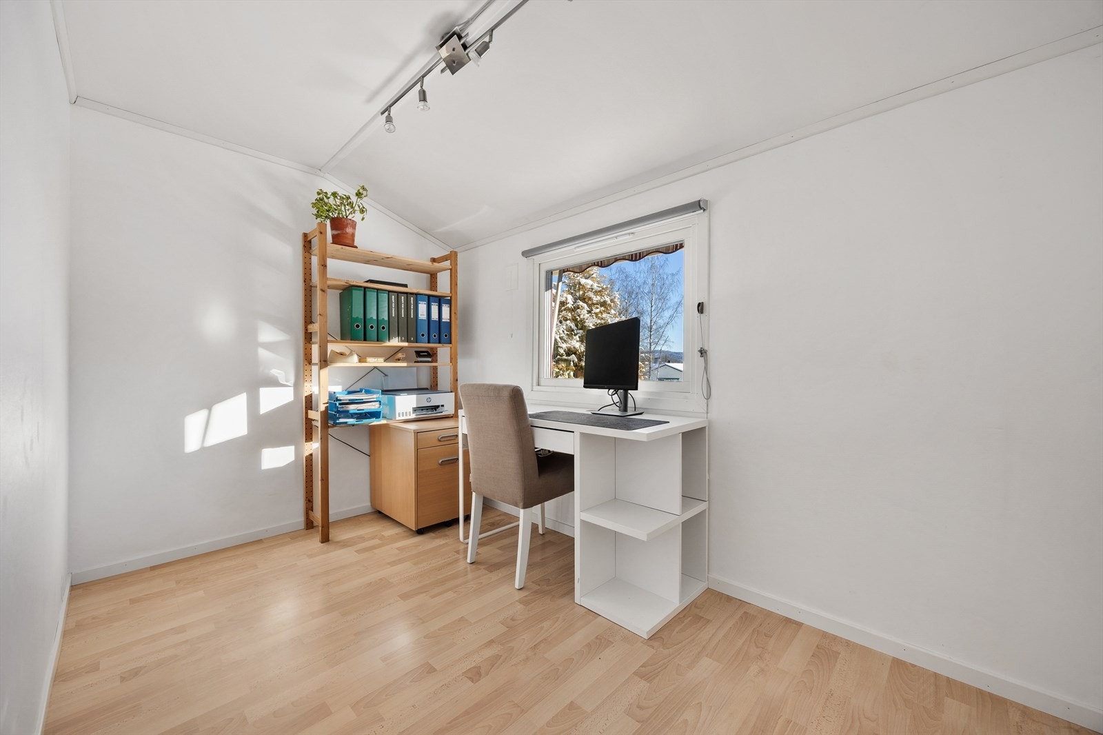 I tillegg har etasjen et eget kontor, perfekt for hjemmearbeid. Galleribilde