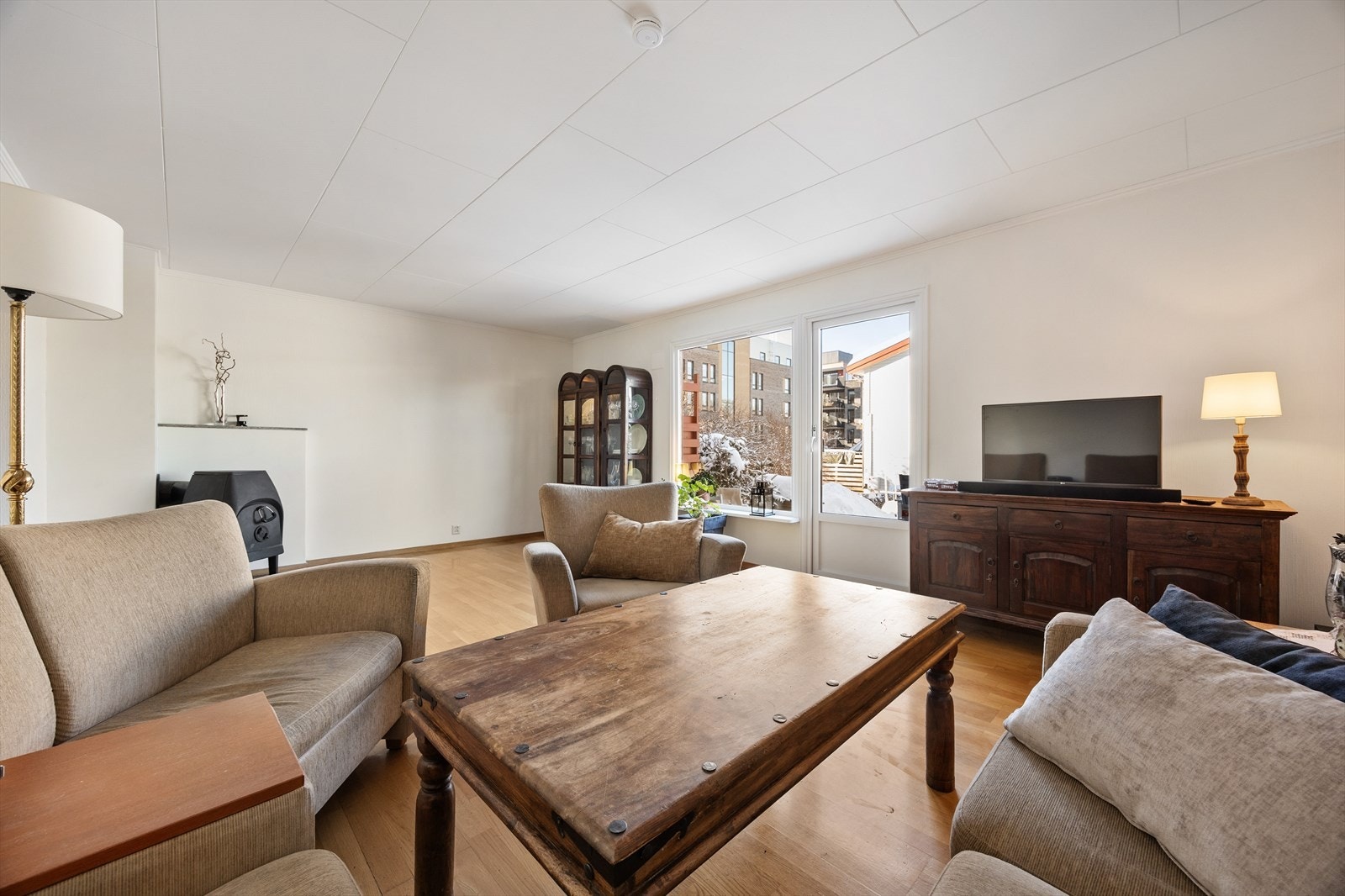 Store vindusflater slipper inn rikelig med dagslys og gir utgang til terrassen. Galleribilde