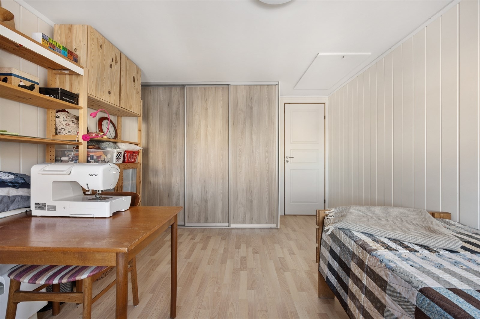 Det tredje soverommet er romslig og har skyvedørsgarderobe for effektiv oppbevaring. Galleribilde