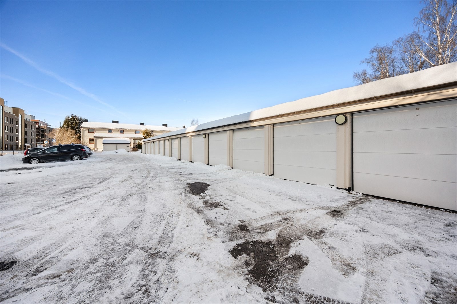 Borettslaget har i tillegg ca. 50 parkeringsplasser på oppmerkede felter. Galleribilde