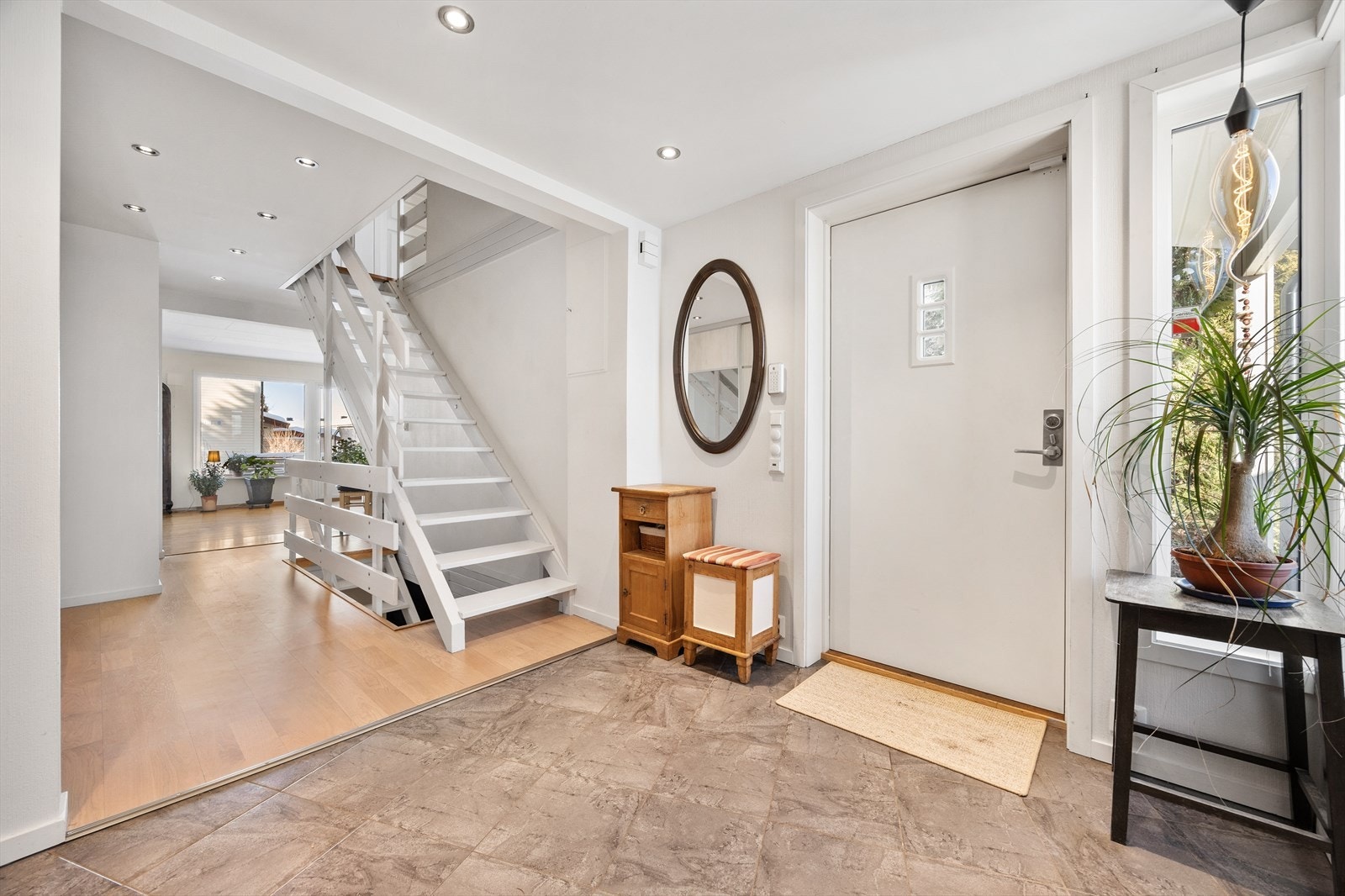 Fra entreen åpner boligen seg opp med en lys og åpen romfølelse. Galleribilde