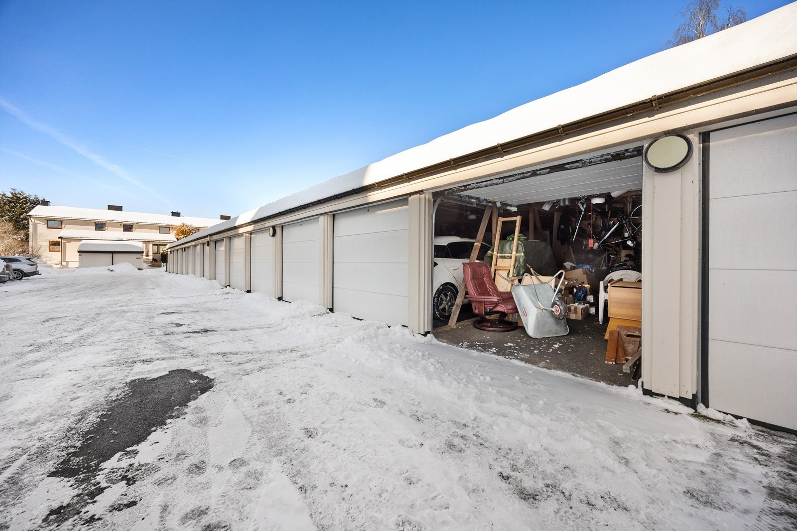 Det medfølger en garasjeplass på 14 m² i felles rekke. Galleribilde