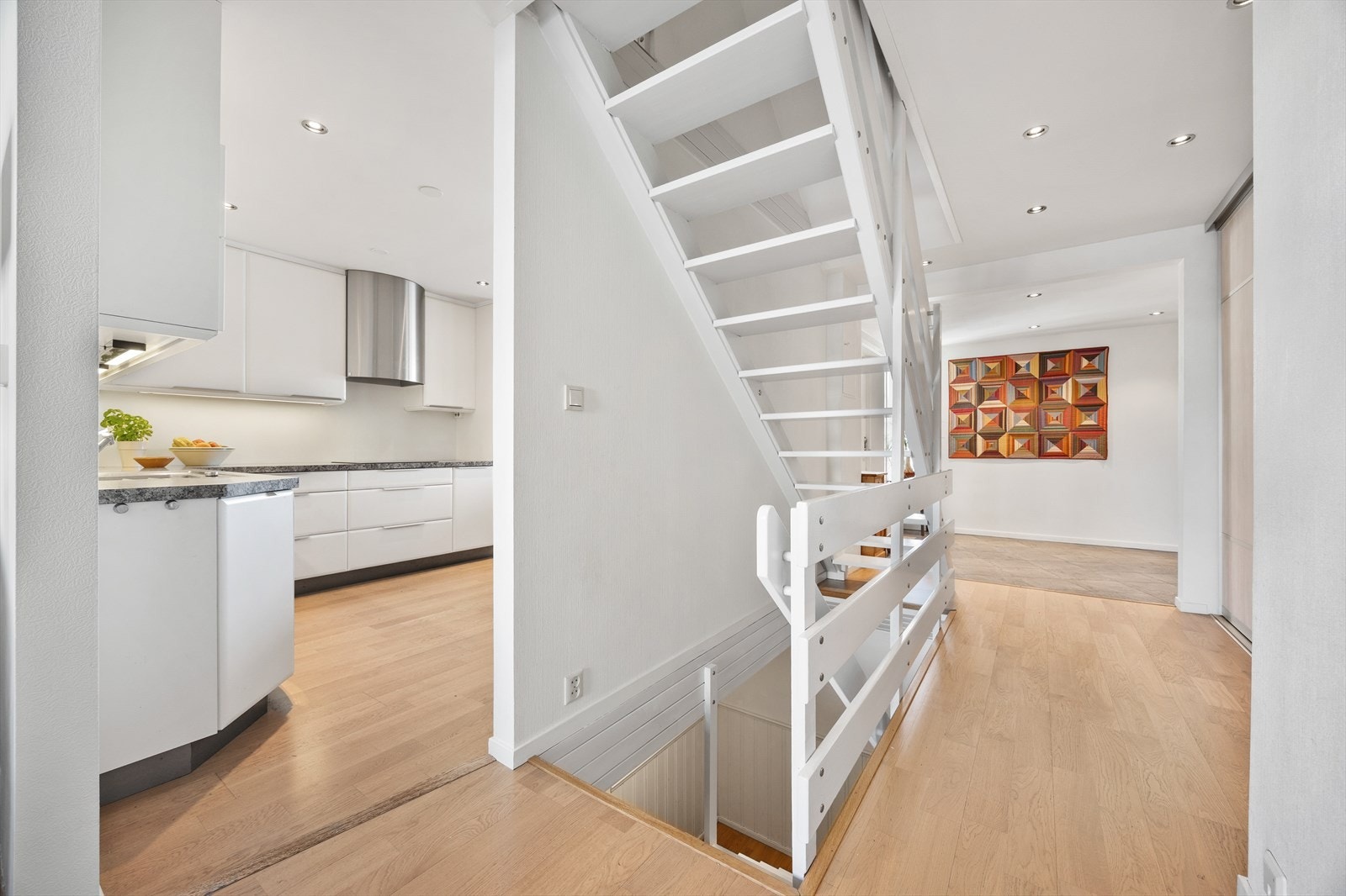 Tretrappen leder fra første etasje opp til boligens private sone i andre etasje. Galleribilde