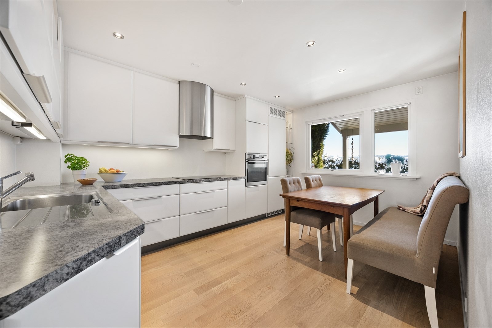 Det er god plass til en hyggelig spiseplass ved vinduet på kjøkkenet. Galleribilde