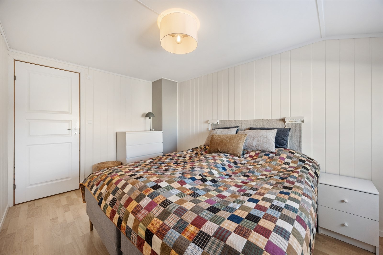 Rommet har panel på veggene og laminat på gulvet. Galleribilde