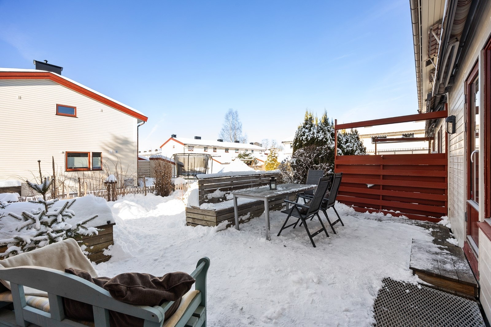 Uteområdet gir gode muligheter for lek, grilling og sosiale sammenkomster. Galleribilde