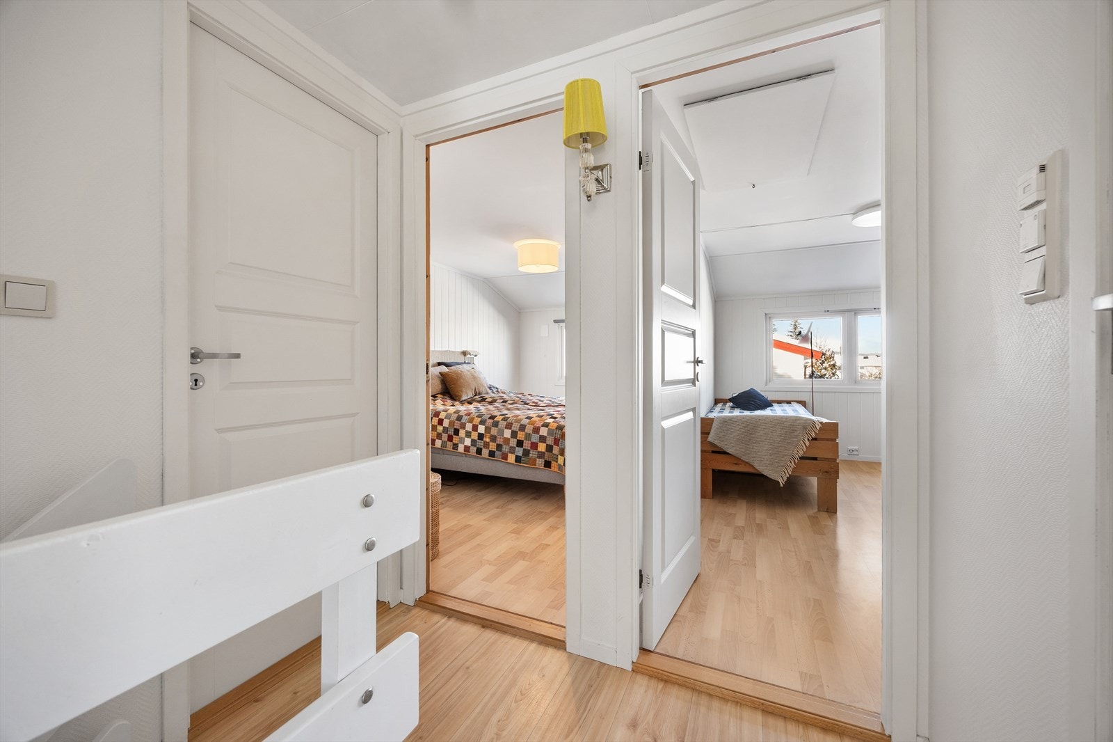 Loftsluke i gangen gir adkomst til lagringsplass på kaldtloftet. Galleribilde