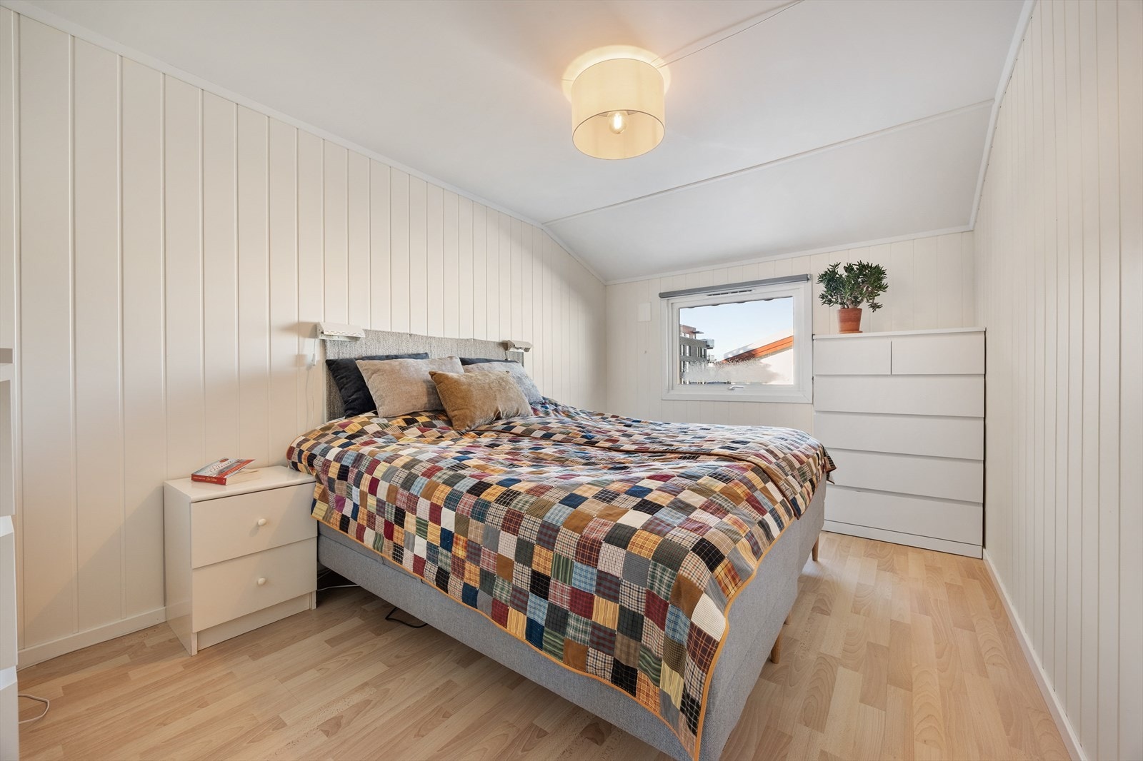 Et av soverommene i andre etasje, med god plass til dobbeltseng. Galleribilde