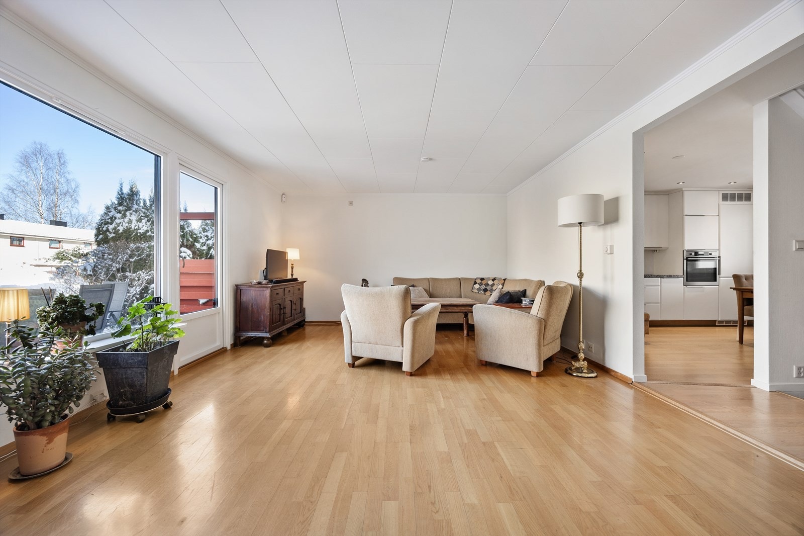 Stuen er romslig med en takhøyde på 2,38 meter, noe som gir en luftig atmosfære. Galleribilde