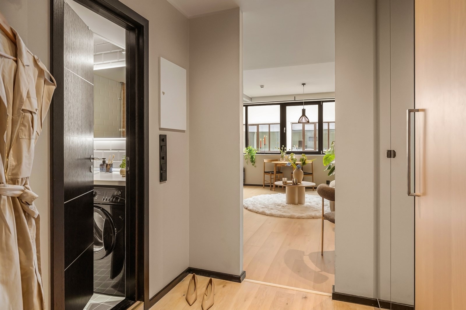 Velkommen inn i gangen med garderobeskap - plass til sko og yttertøy Galleribilde