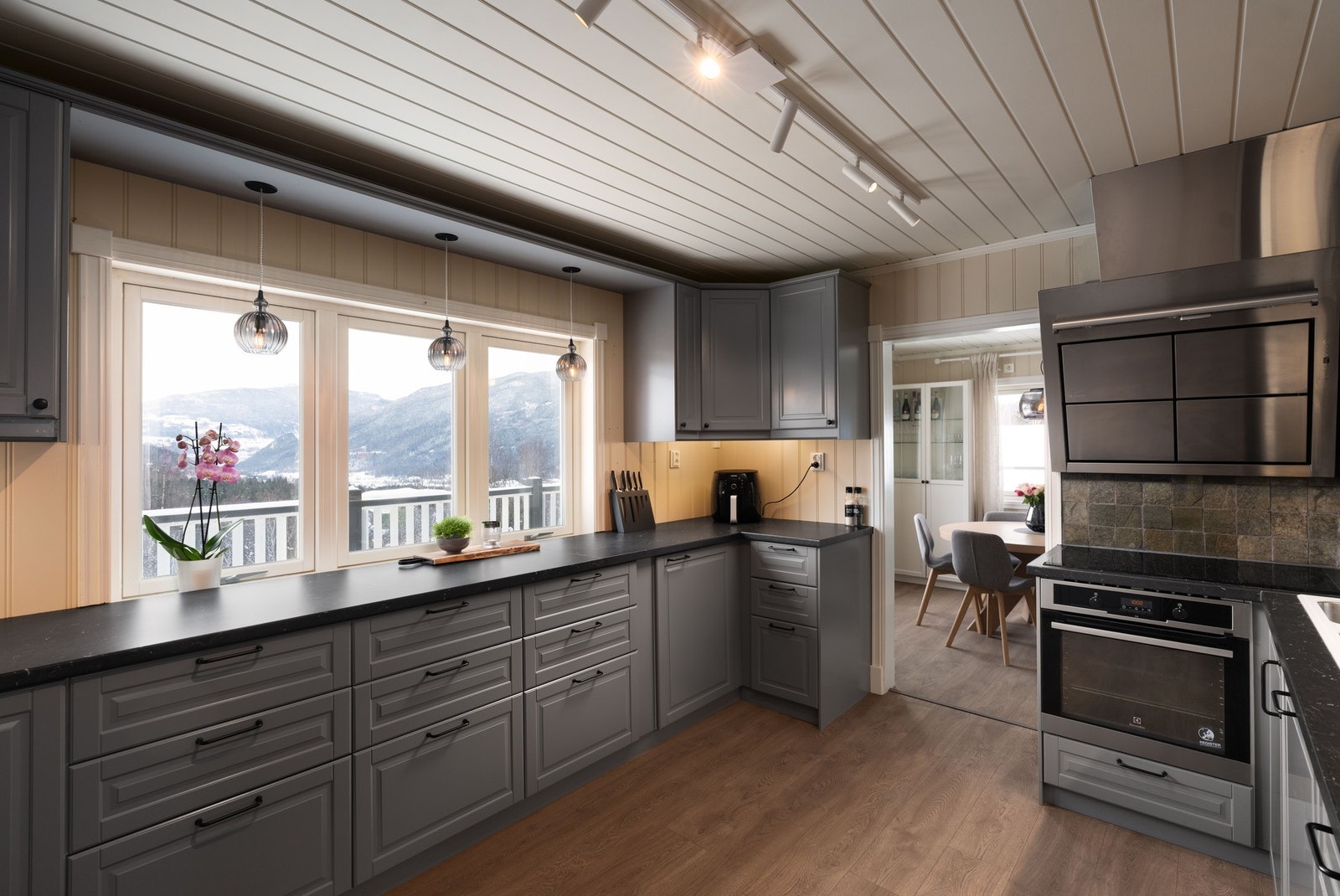 Rikelig med oppbevaringsplass i skuffer og skap på kjøkkenet. Galleribilde