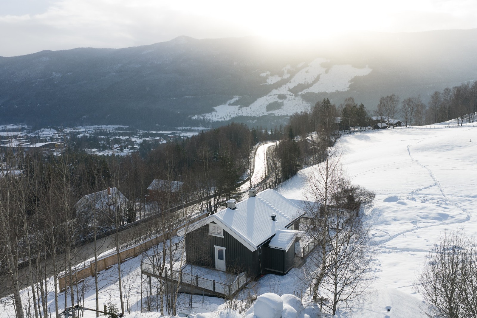 Eiendommen ligger svært solrikt til. Galleribilde