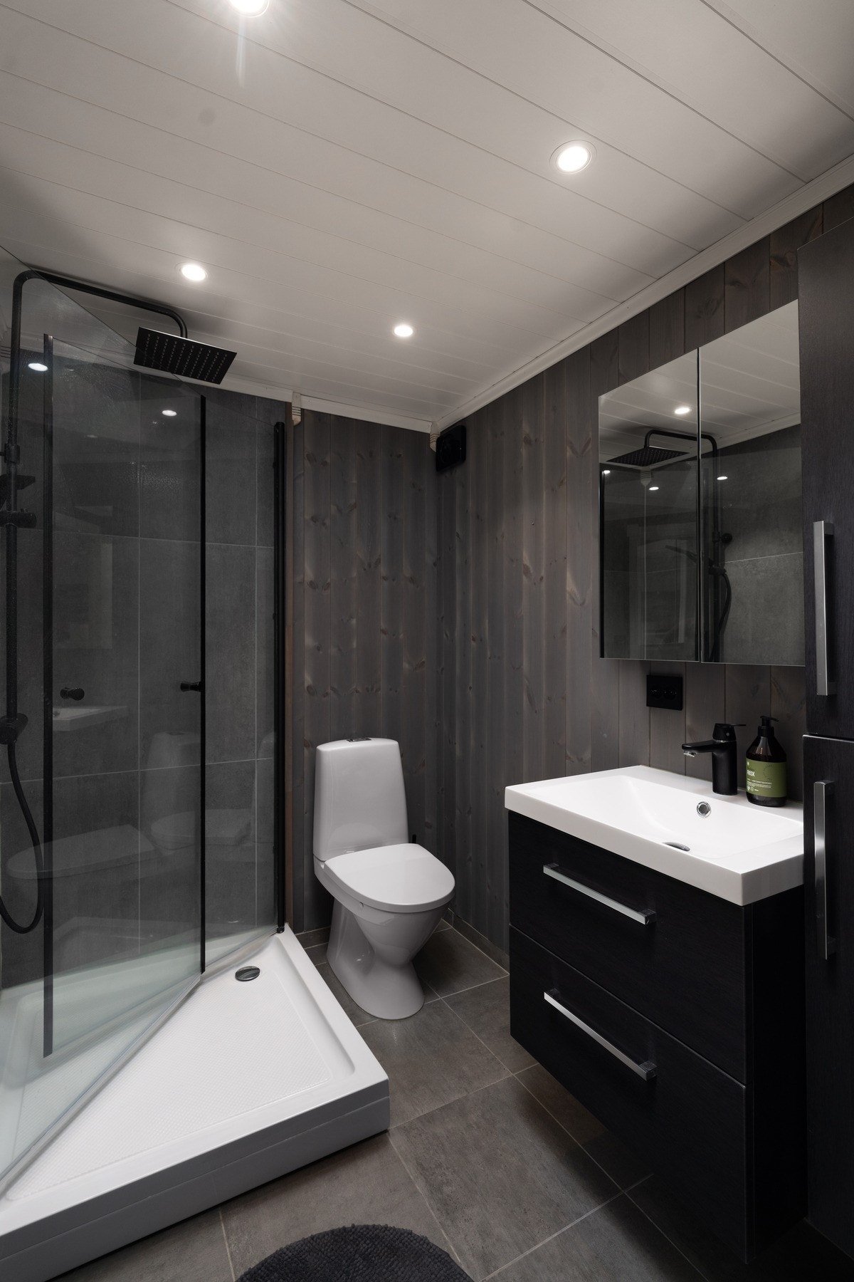 Nyere bad fra 2022 med innredning, servanttopp, toalett og dusjhjørne. Galleribilde