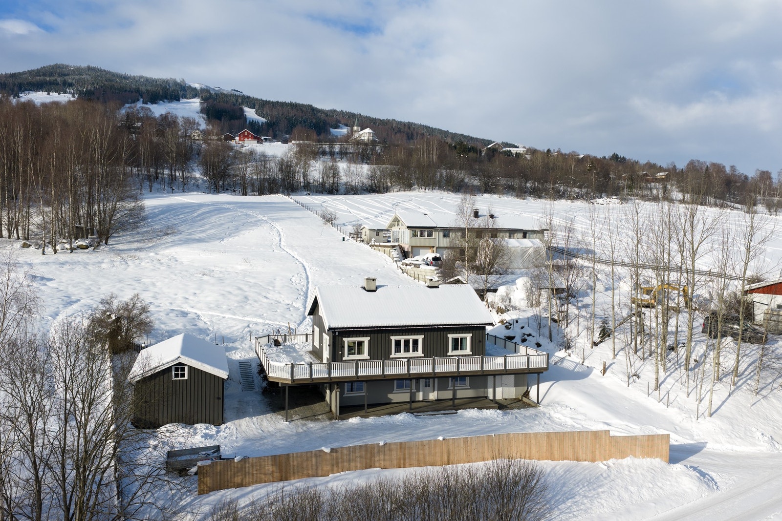 Huset har i 1. etasje en praktisk hybelleilighet. Galleribilde
