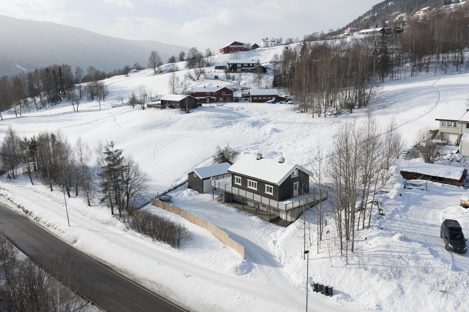 Eiendommen har enkel adkomst fra Hemsedalsvegen, med gang- og sykkelvei til sentrum like ved. Galleribilde