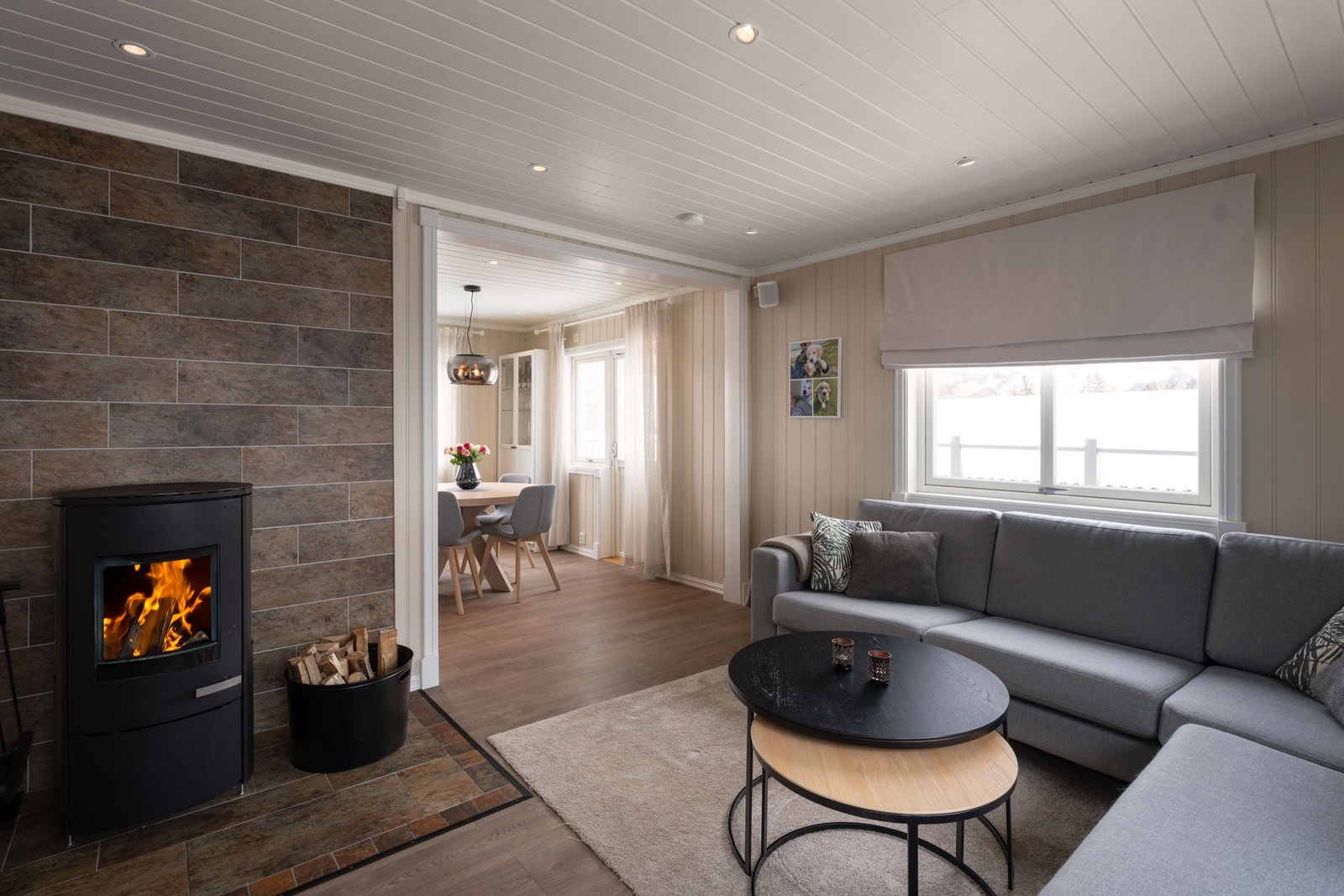 Stuen har en praktisk vinkel som gjør det enkelt å dele opp i forskjellige soner. Galleribilde