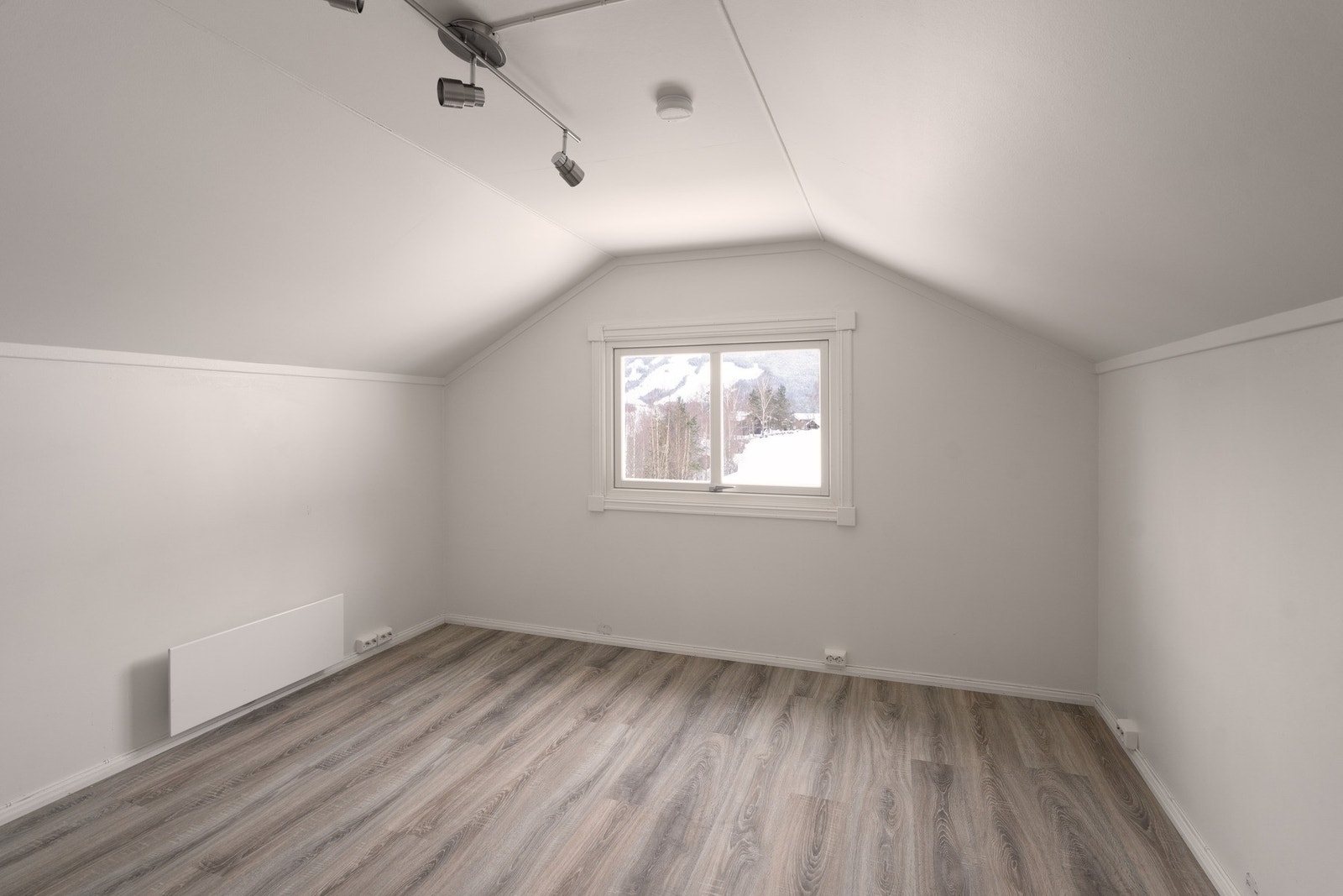 Romslig loft med laminatgulv - fleksibelt bruk som soverom eller oppholdsrom. Galleribilde