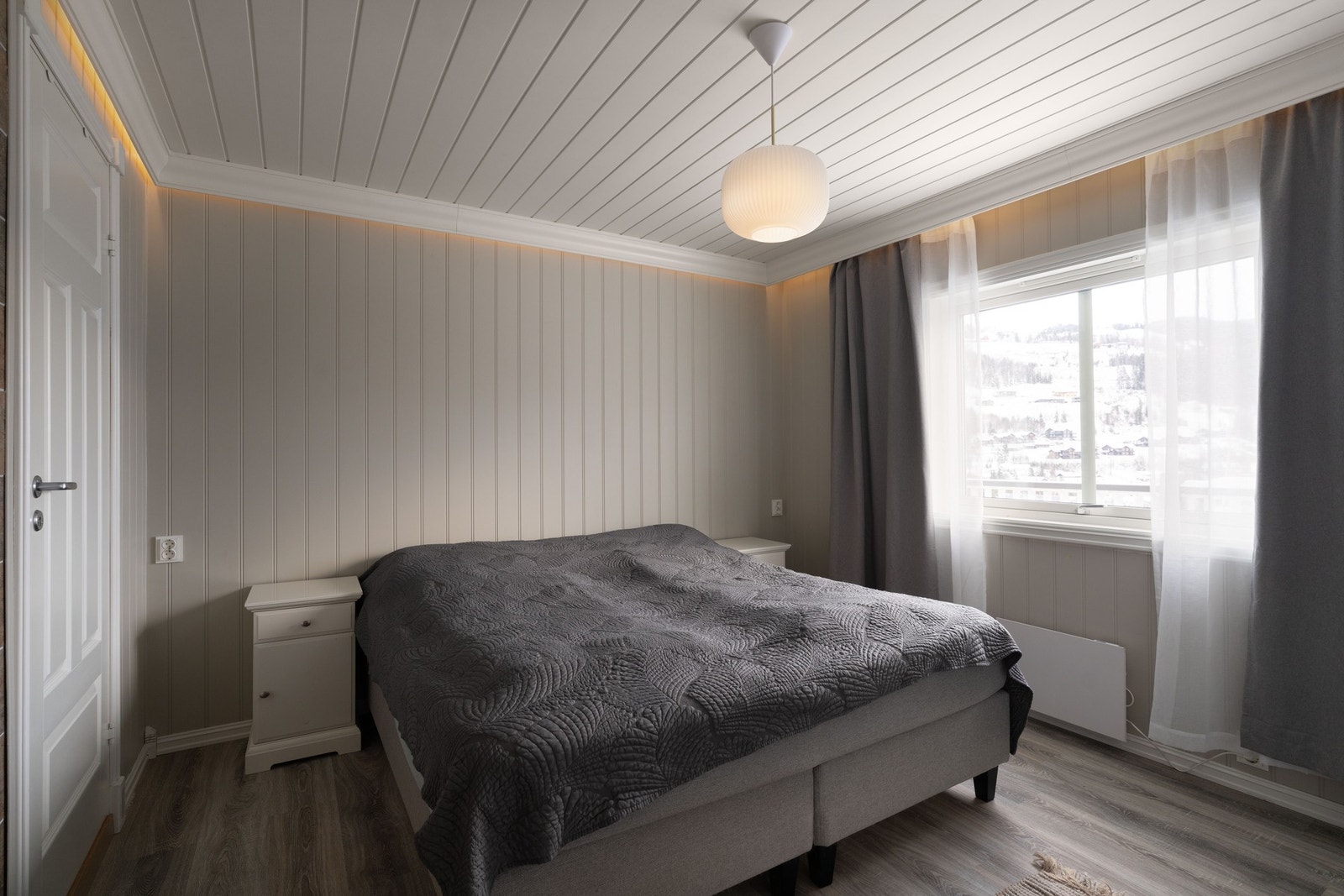 Stort soverom med god plass til dobbeltseng i hovedetasjen. Galleribilde